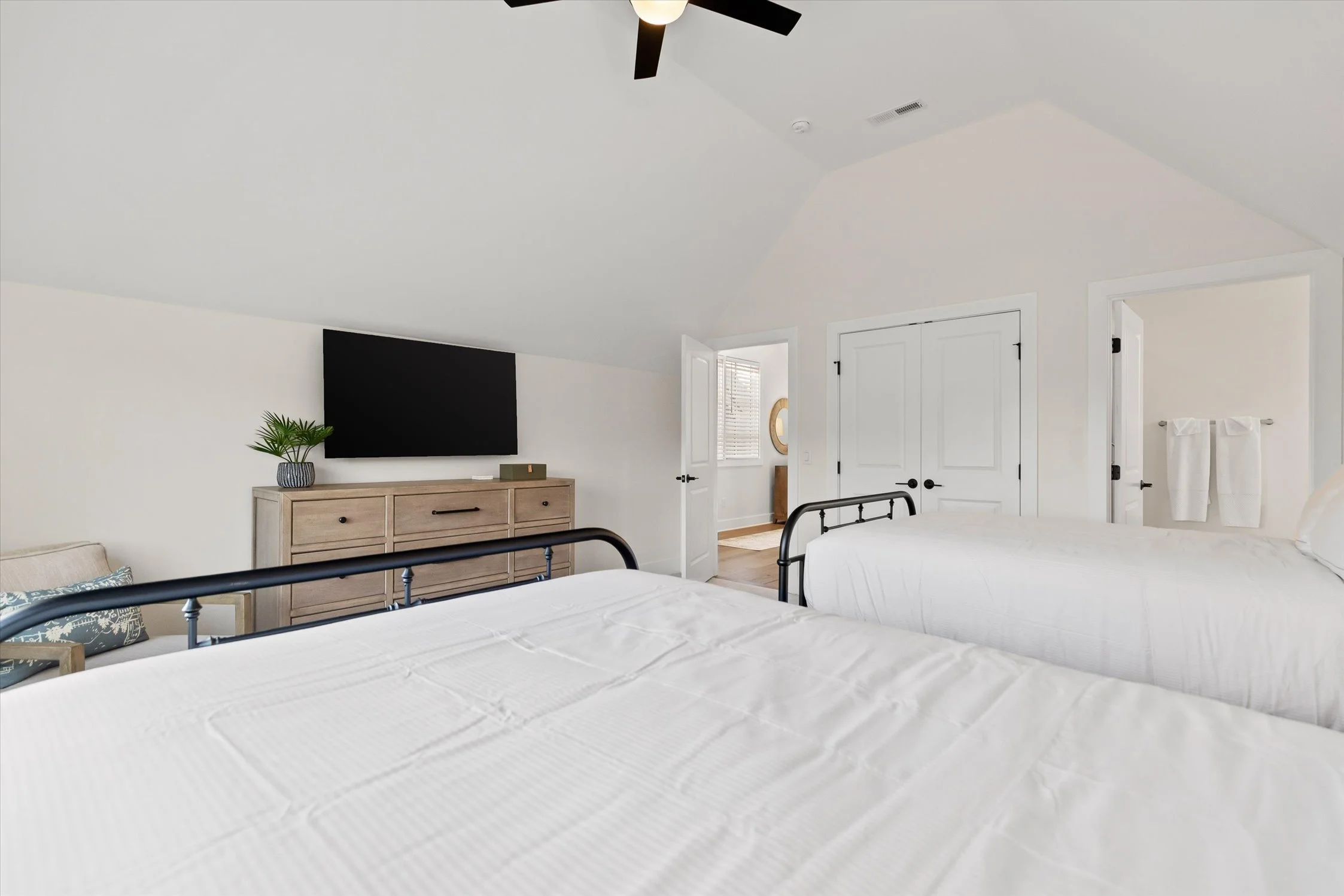22-45-73 Peregrine Ln-38.jpg