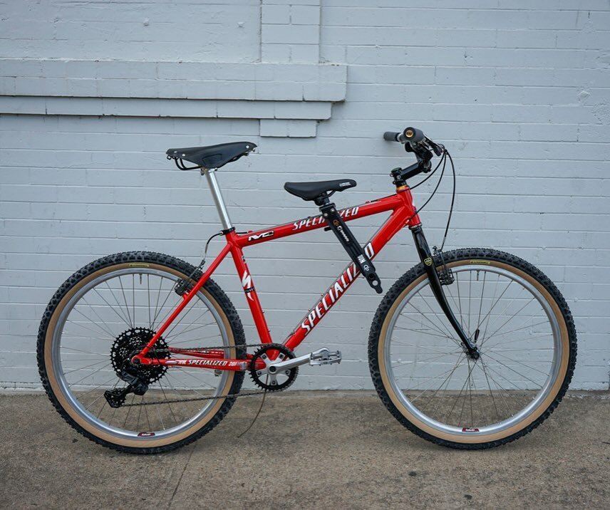 We love a bike makeover 👏 (swipe to see the old and new build) 

This *vintage* mtb just needed a little TLC to become the ultimate dad mobile for @travisladue. The brakes and headset were too cool not to keep but we swapped out most of the other pa
