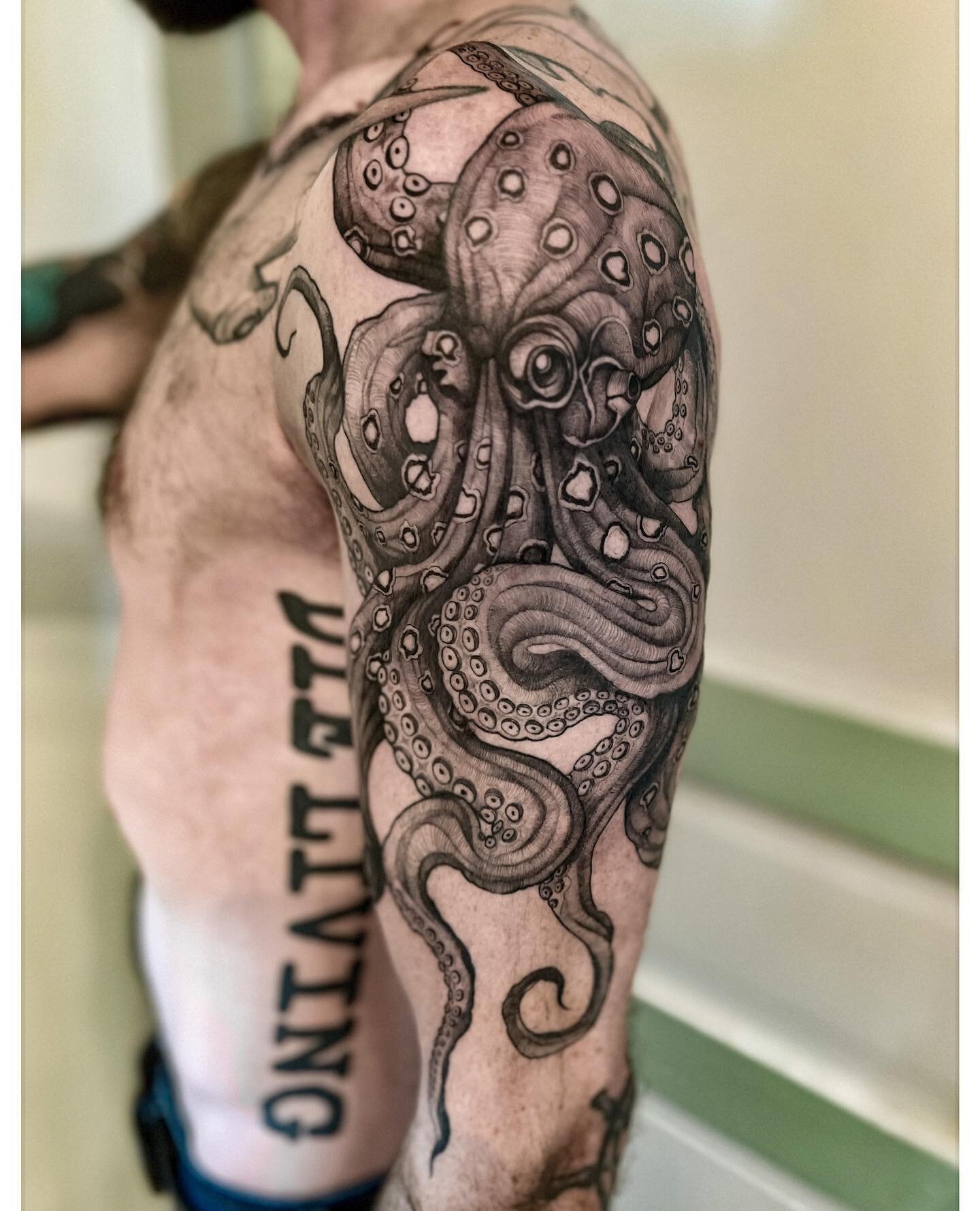 Go big, and be bold 

Every personality can fit bold tattoos when you just own it.

⁣
.⁣
.⁣
.⁣
.⁣
.⁣
#blackwork #blackworktattoo #dotwork #dotworktattoo #finelinetattoo #flashtattoo #floraltattoo #flowertattoo #ink #inked #inkedup #letteringtattoo #l