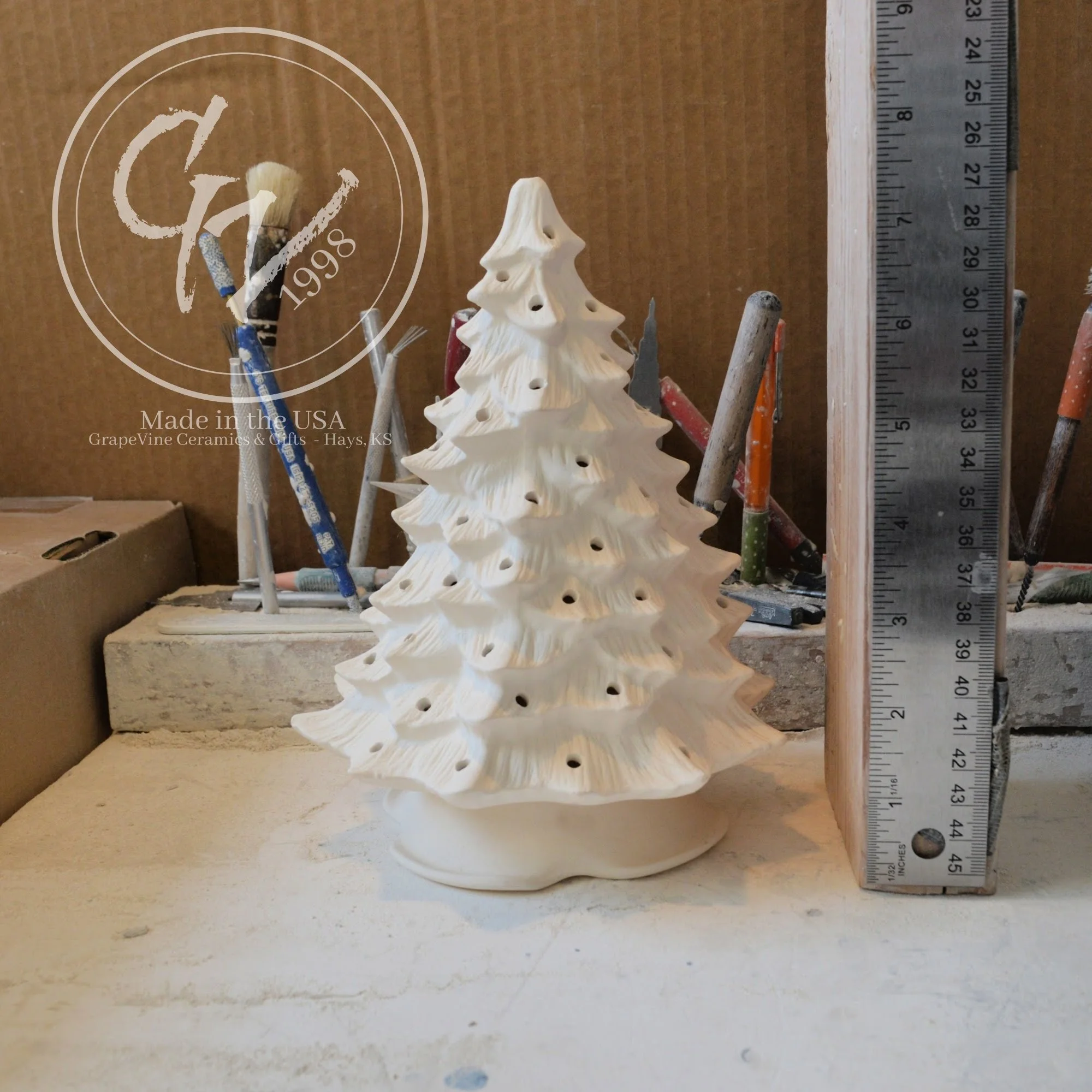 GrapeVine Ceramics-8.25inch Christmas Tree-DH290.1.jpg