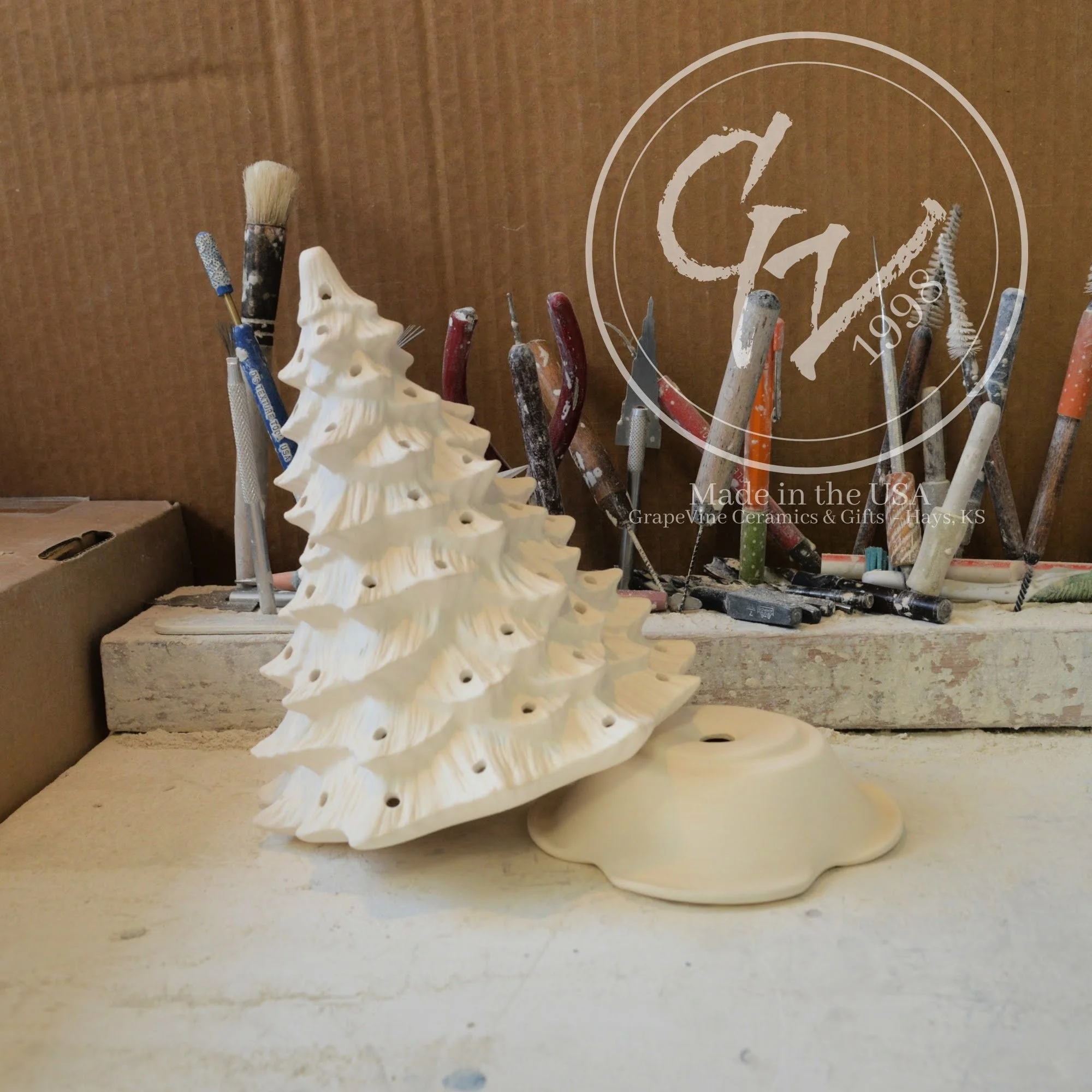 GrapeVine Ceramics-8.25inch Christmas Tree-DH290.6.jpg