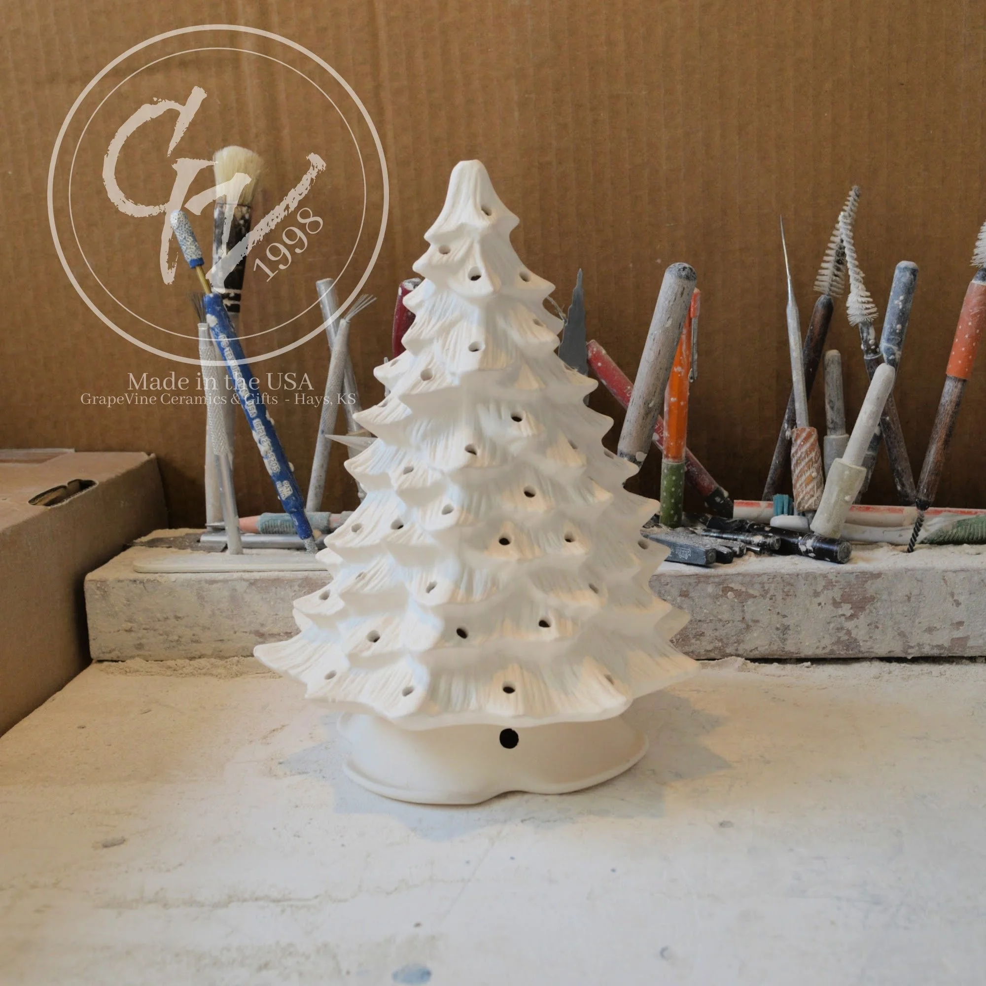 GrapeVine Ceramics-8.25inch Christmas Tree-DH290.5.jpg