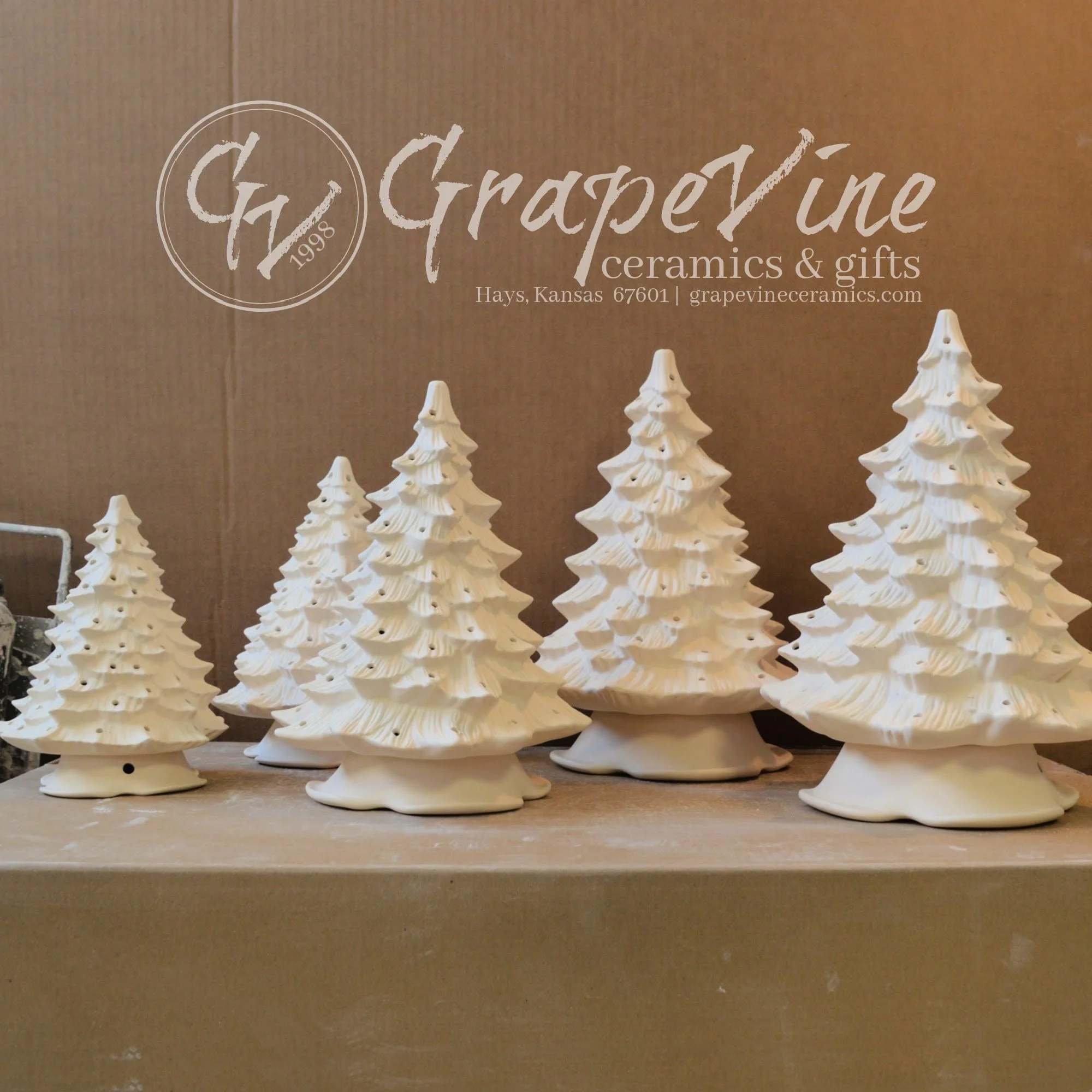 GrapeVine Ceramics-8.25inch Christmas Tree-DH290.9.jpg