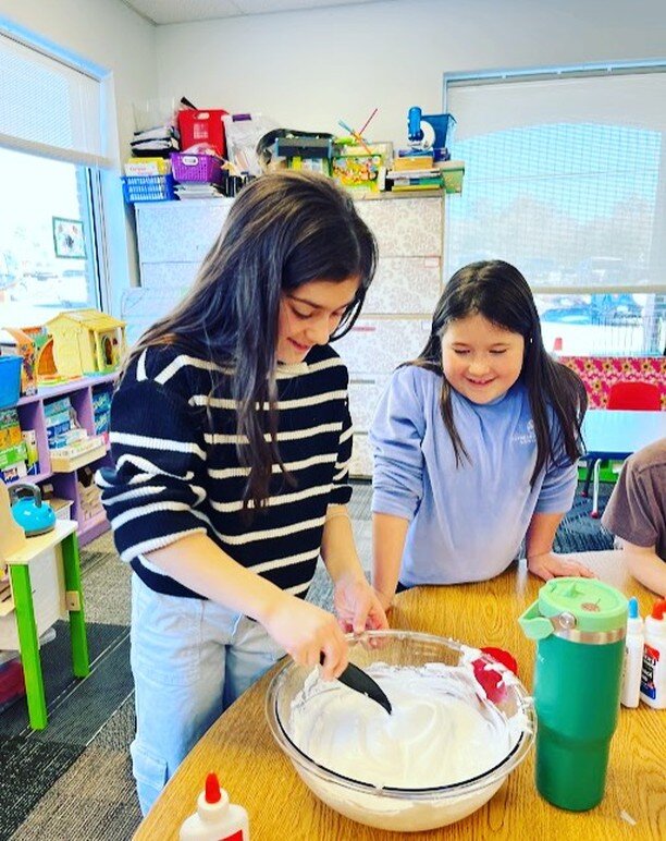 Creating slime in A&amp;B craft elective with D and middle school helpers! 🎨

#artsandcrafts #art #slime #crafts #electives #handsonlearning #projectbasedlearning #leadership #community #k12learning #fun