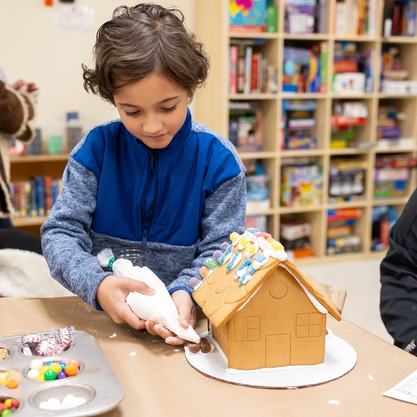 Gingerbread magic in the making! ✨🍭
Thank you to Taste Buds Kitchen and our wonderful Clark families for making P@C&rsquo;s Gingerbread House Workshop such a festive (and delicious!) success! 🏠 🍪 @tastebudskitchen 

#clarkschool #community #events