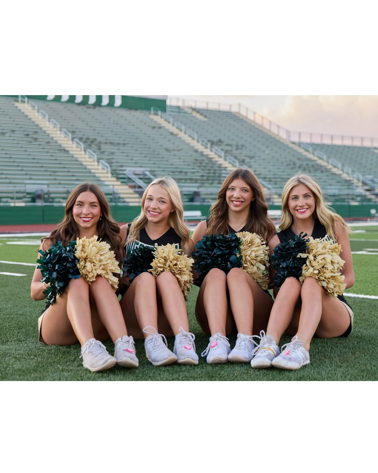 A few favs from my photo shoot with the Westfield football cheer seniors. 

Claire and I had the best time with these girls and reliving our cheer days.📣☘️🏈 
*
*
*
#westfieldseniorphotographer #seniorpics #fnl #cheer #highschoolsportsphotography