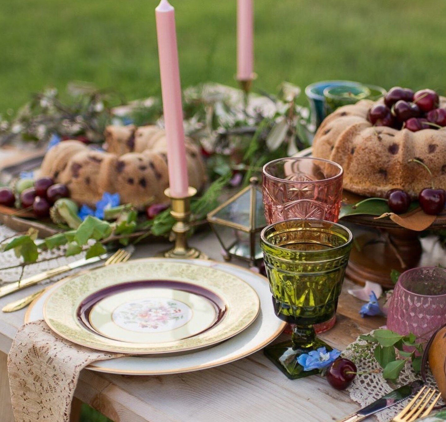 The colorful Tablescape of our Dreams has us ready for quality time with friends and family✨⁠Happy Thanksgiving from the LHI team! 🤎🦃⁠
⁠
Courtesy of @prettyoldstuffnwa⁠ #lygiaharkinsinteriors⁠