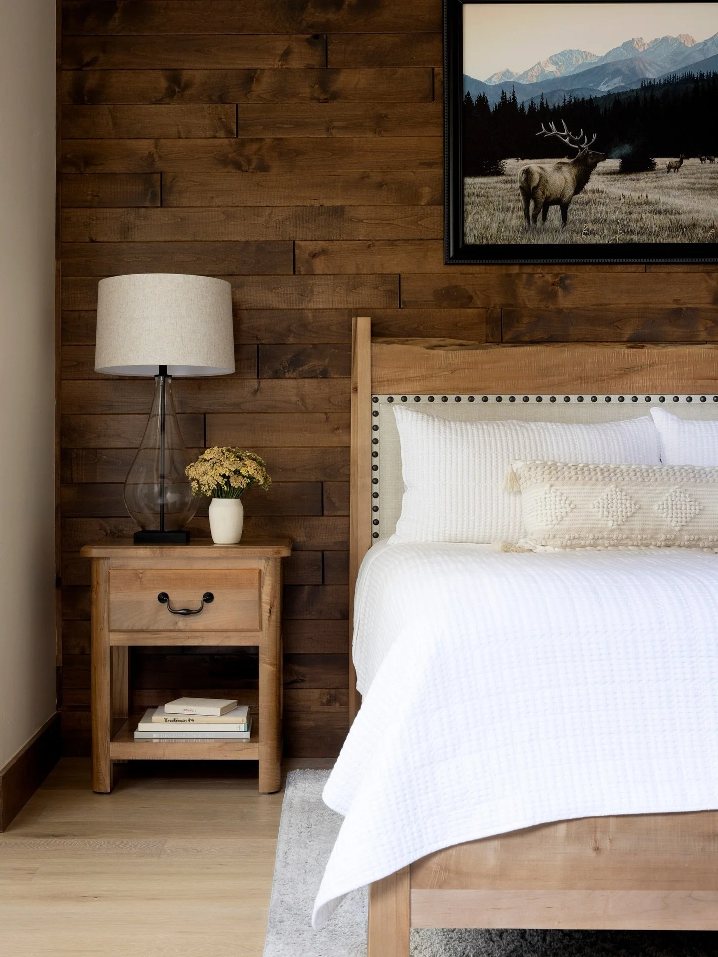 From out Flagstaff Pine Canyon new construction! A wood accent wall creates the perfect canvas in the second Primary suite for a relaxing alpine oasis. Blending in perfectly, this mountain portrait and crisp, dreamy bedding for unwinding. #LygiaHarki