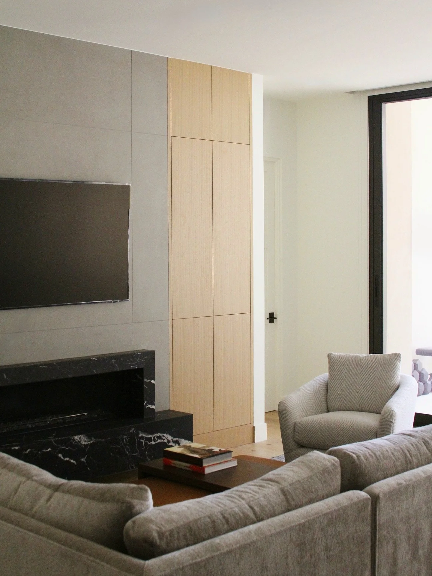 The neutral color palette glows in the desert sunlight. A sleek and cool lounge area from our Phoenician Flat. We wanted to create a space where the owners could cool down and enjoy a night in. #LygiaHarkinsInteriors ⁠
⁠
⁠
⁠⁠#interiordesign #Phoenixi