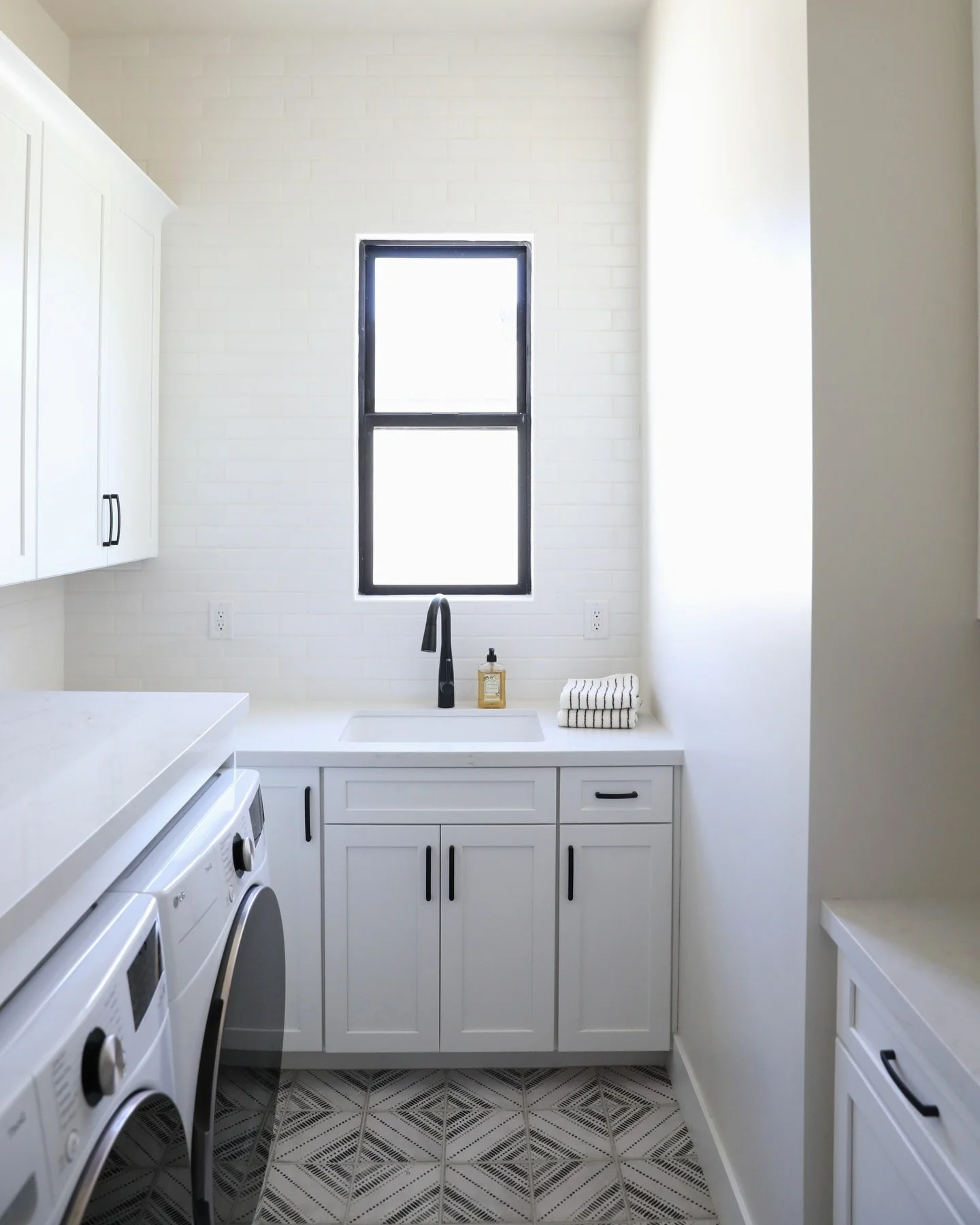 Rejuvenating spaces from our 14th Place renovation! Each of these spaces allows you to breathe easy and begin your weekend on the right note! Cream white, inky black and soft textiles create an oasis right here in Phoenix!⁠ #LygiaHarkinsInteriors⁠ ⁠
