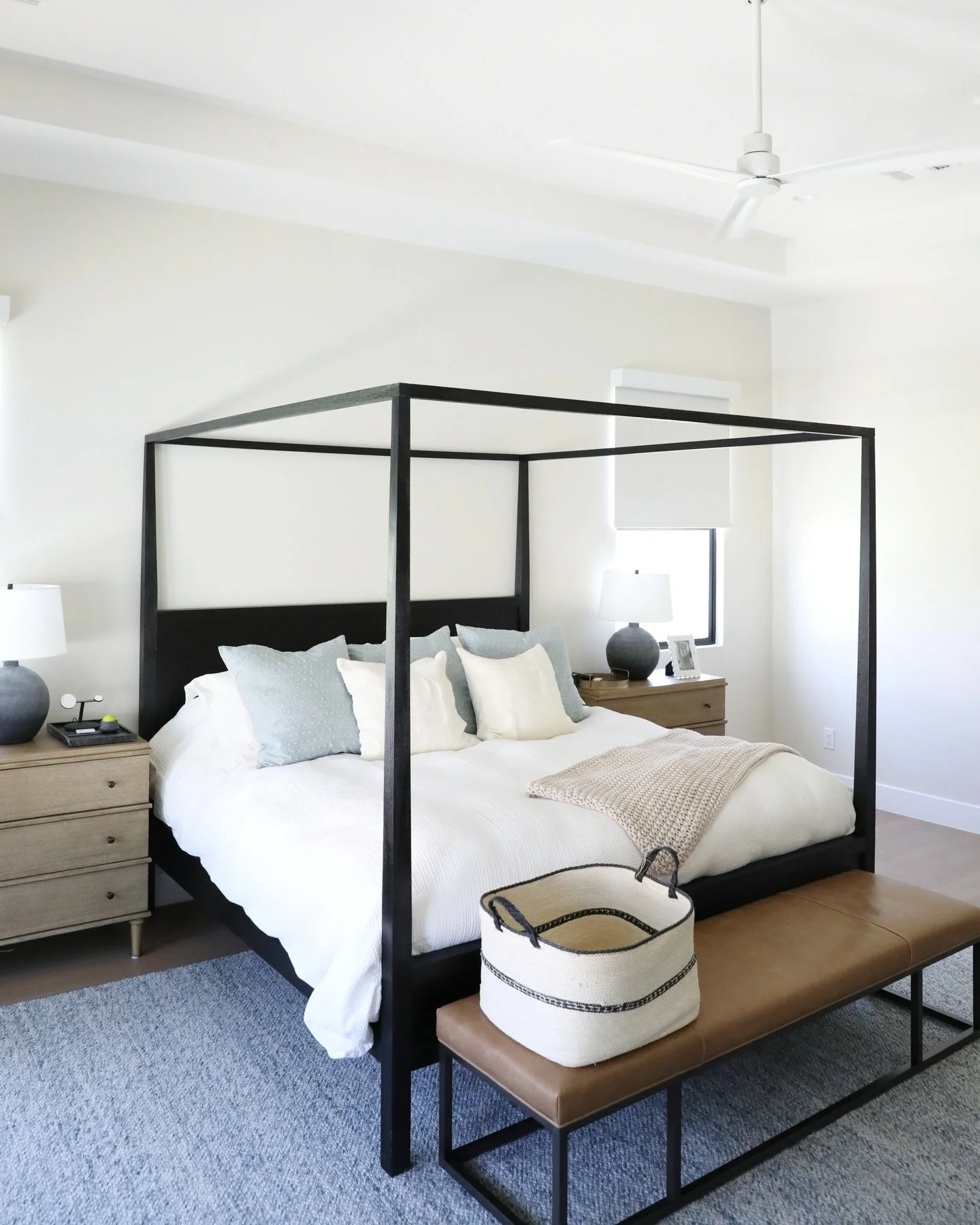 Sleek lines and a clean color palette invites you in to relax after the holidays at our 14th Place home. Soft, serene and ready for relaxation 🤍#LygiaHarkinsInteriors⁠ ⁠
⁠
⁠
#interiordesign #interiordesigner #luxuryinteriors #phoenixdesigner