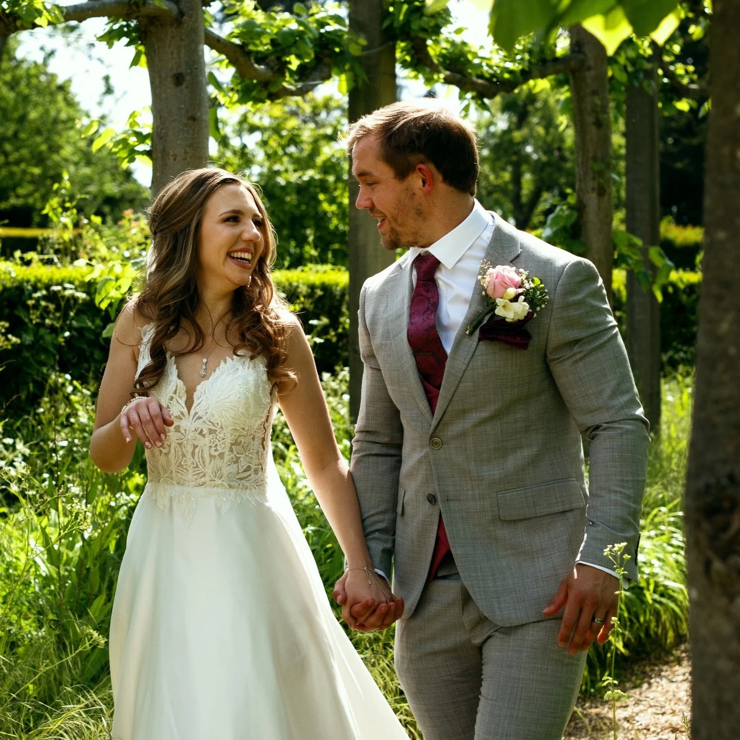 Fanhams Hall is an absolute dream for couples shots. From the perfectly kept gardens to the hidden little corners, it gives you space to breathe, wander, and just be yourselves. No pressure, just natural moments in a beautiful setting. #Hertfordshire