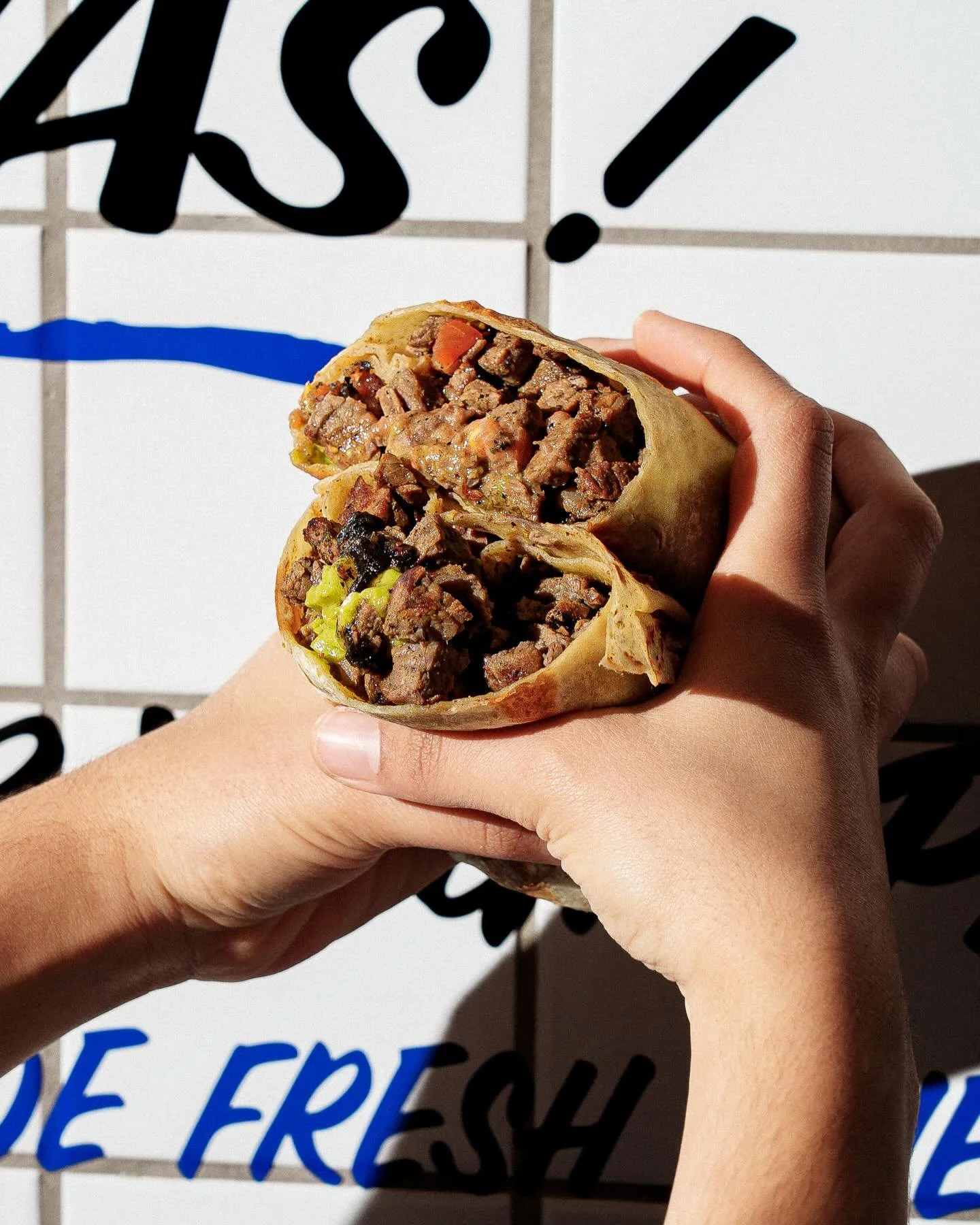When you&rsquo;re holding an asada burrito like this&hellip; you know you&rsquo;re in the right place 🤤🌯
Juicy meat, real flavor, and true street vibes.
This is not just a burrito ⭐️ this is Taco Centro.

🔥 Made fresh
🔥 Authentic flavor
🔥 Cravin