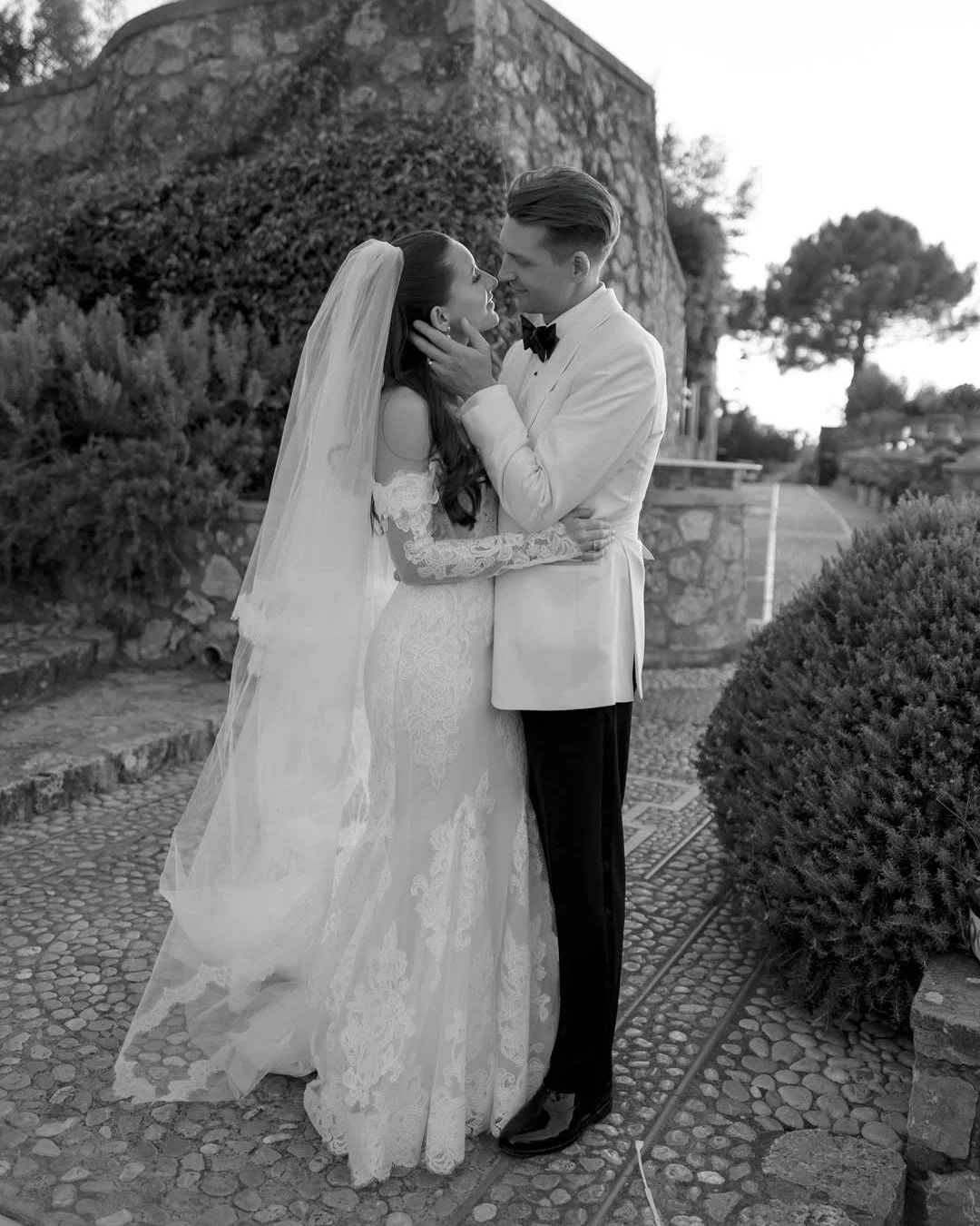 Enchanting Capri, stunning Jess wearing @moniquelhuillier 

#helenrodriguesbridal #hrbride #capriwedding #italianwedding #weddinginspo #designerweddingdress #australianbride