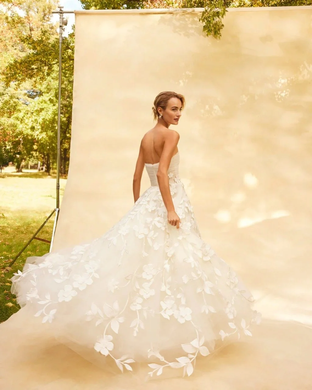 New arrival!Tuberose faille threadwork appliqu&eacute;s bring organic beauty to the tulle sweetheart gown from Oscar de la Renta Bridal.

Book your private appointment.

#helenrodriguesbridal #newarrival #oscardelarenta #odlr