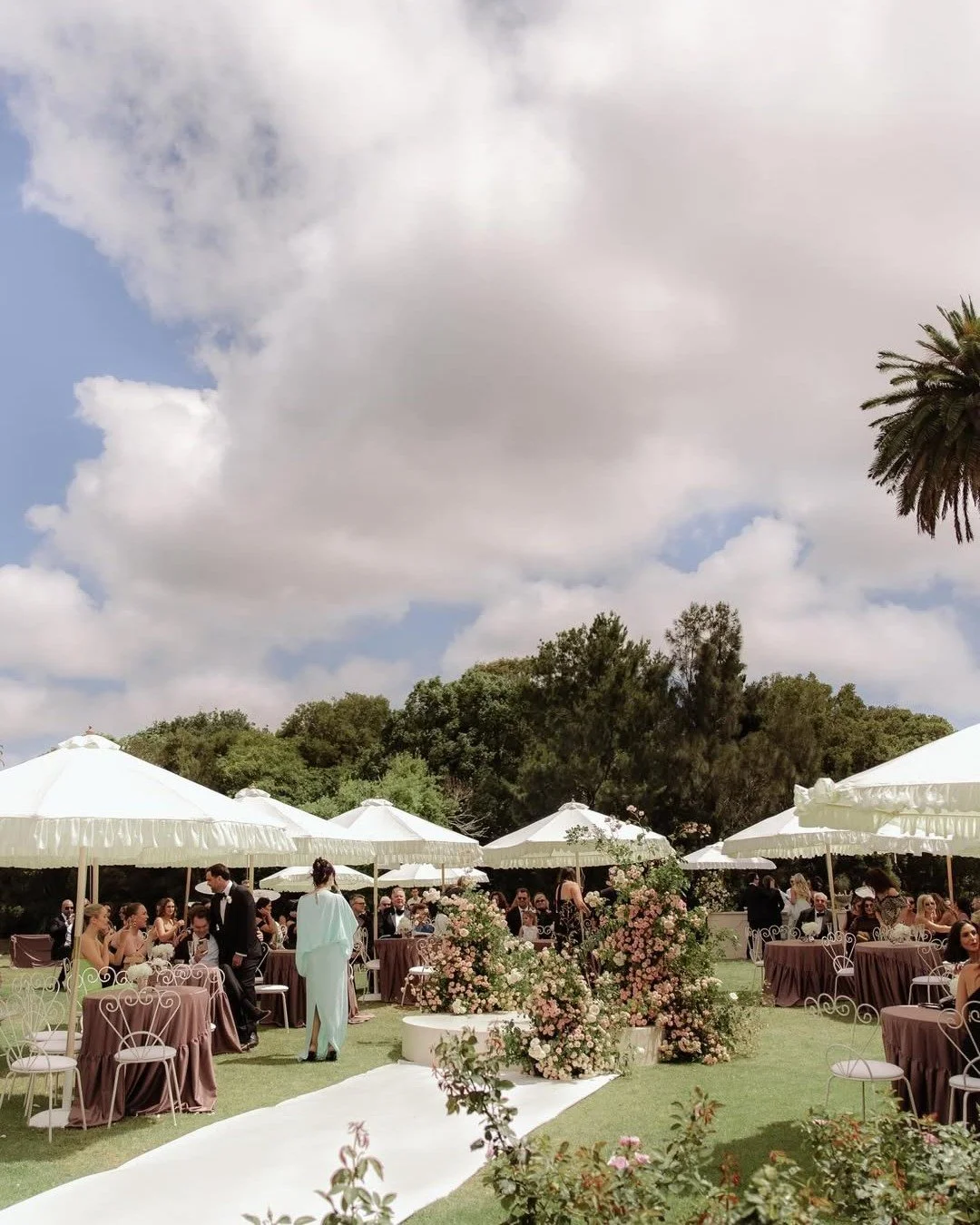 Exquisite ceremony details for beautiful Ruby in @moniquelhuillierbride 

#helenrodriguesbridal #hrrealbride