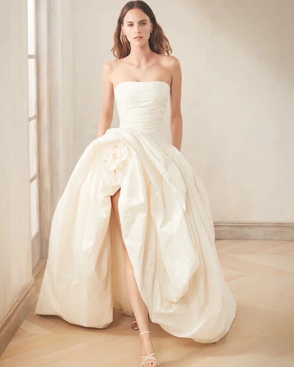 An ode to couture craftsmanship. This Oscar de la Renta silk taffeta ballgown, with its asymmetrical draping and floral appliqu&eacute;, now at Helen Rodrigues Bridal.

Book your appointment at the link in our bio. 

#helenrodriguesbridal #newarrival