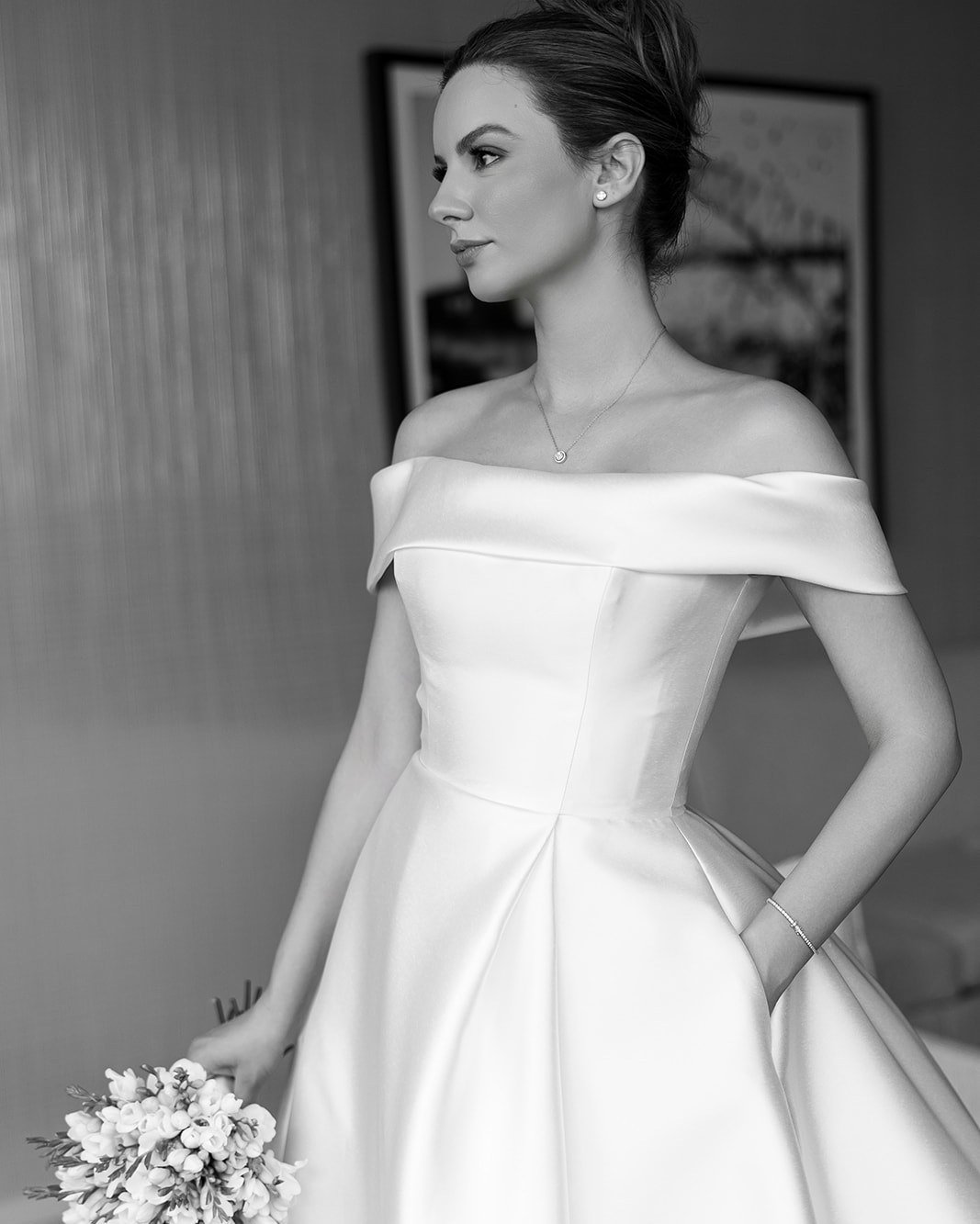 City chic, stunning Jelena in @moniquelhuillierbride 

#helenrodrigues #realbride #moniquelhuillier