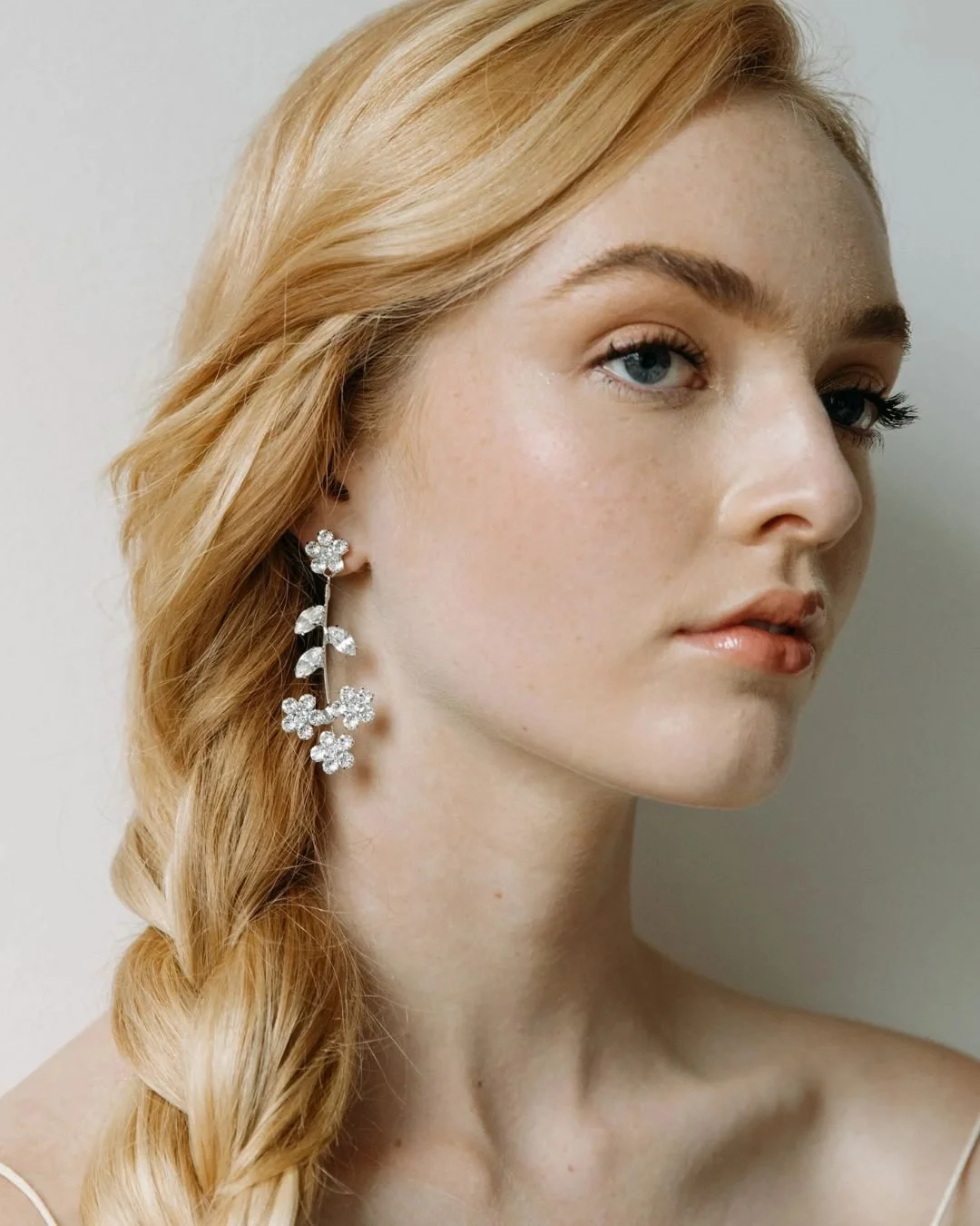 The Jennifer Behr Violet Dangle Earring striking balance, with crystals that are hand set in New York. 

#helenrodriguesbridal #bridalearrings #jenniferbehr