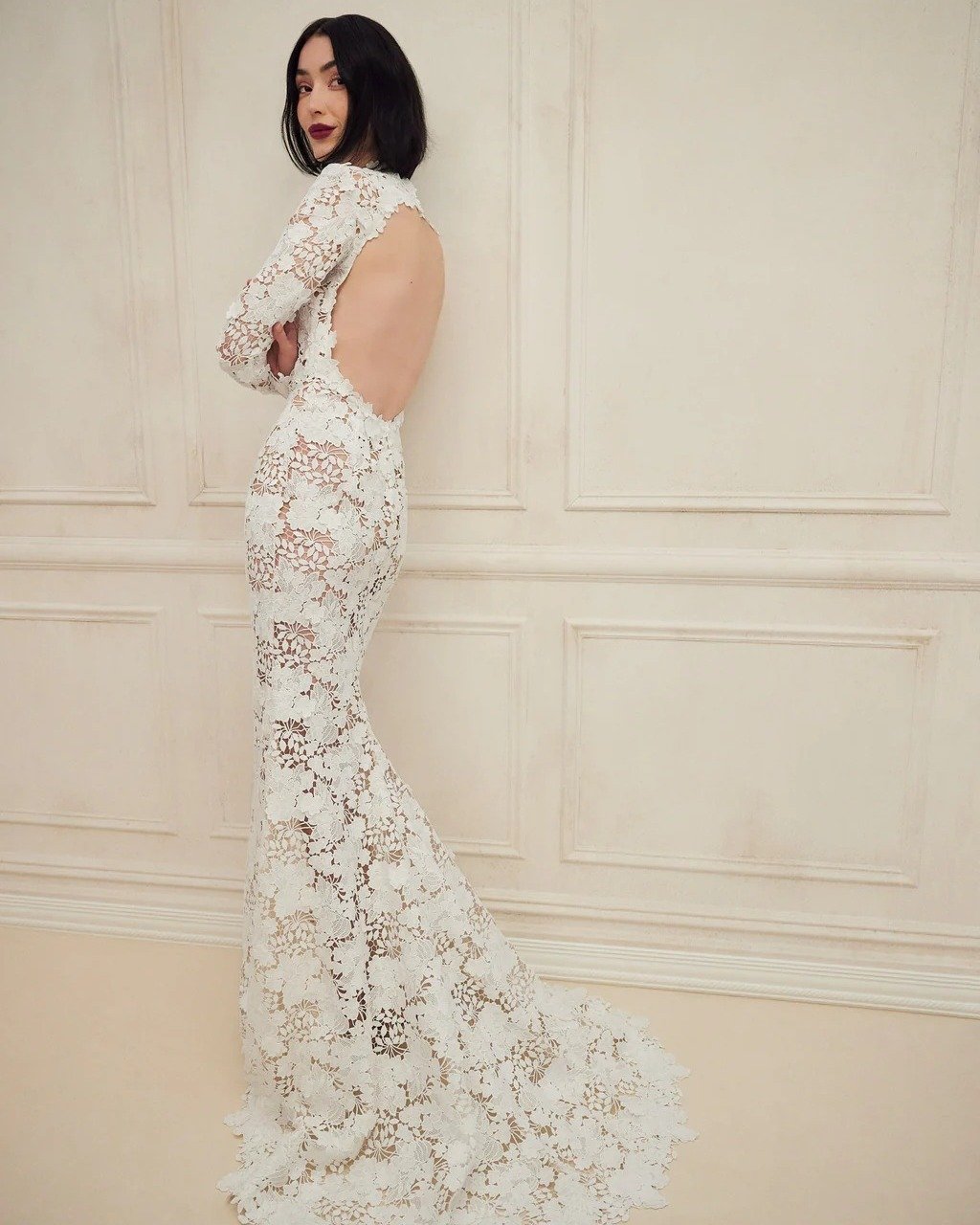 A bridal reverie. The classic long-sleeve Oscar De La Renta bridal gown with all-over gardenia guipure and a dramatic open back.

#helenrodriguesbridal #oscardelarenta