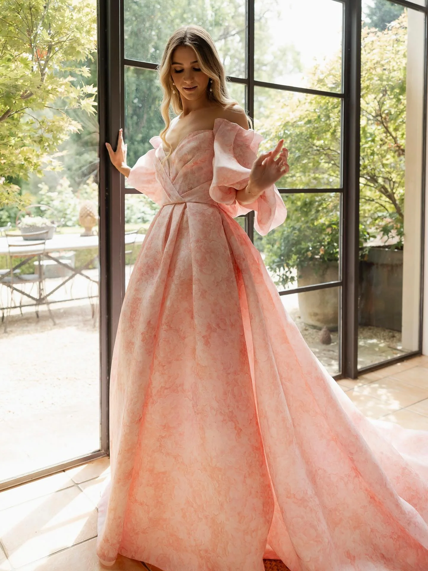 Gorgeous Felicity, pretty in pink 🌸 

#helenrodriguesbridal #hrrealbride #moniquelhuillier