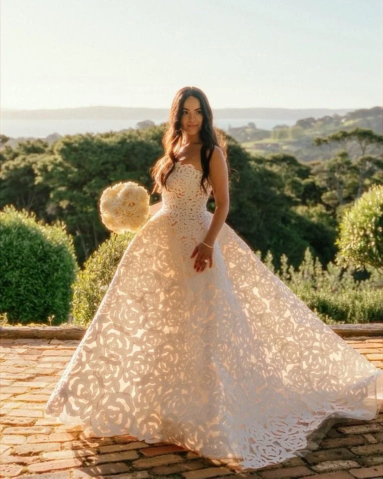 Simply breathtaking, Diyanna wearing @oscardelarenta 

#helenrodriguesbridal #oscardelarenta #odlrbride