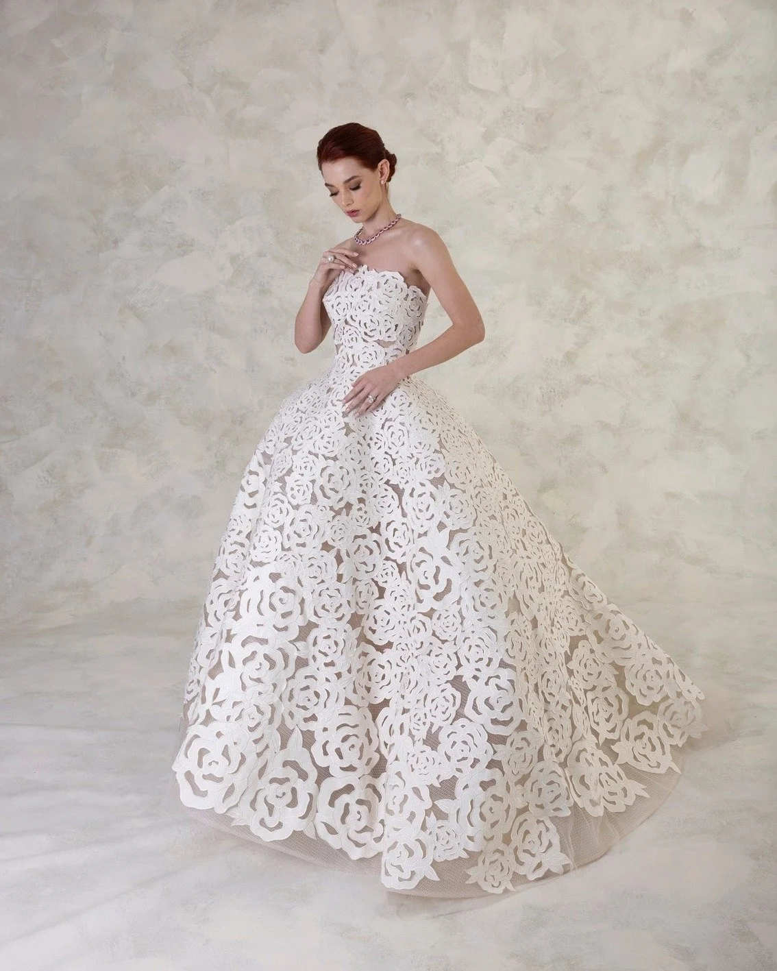 A true icon, the Rosette gown by @oscardelarenta, rose cutouts with delicate embroidery that takes your breath away.

#helenrodriguesbridal #oscardelarenta #odlrbridal #rosette