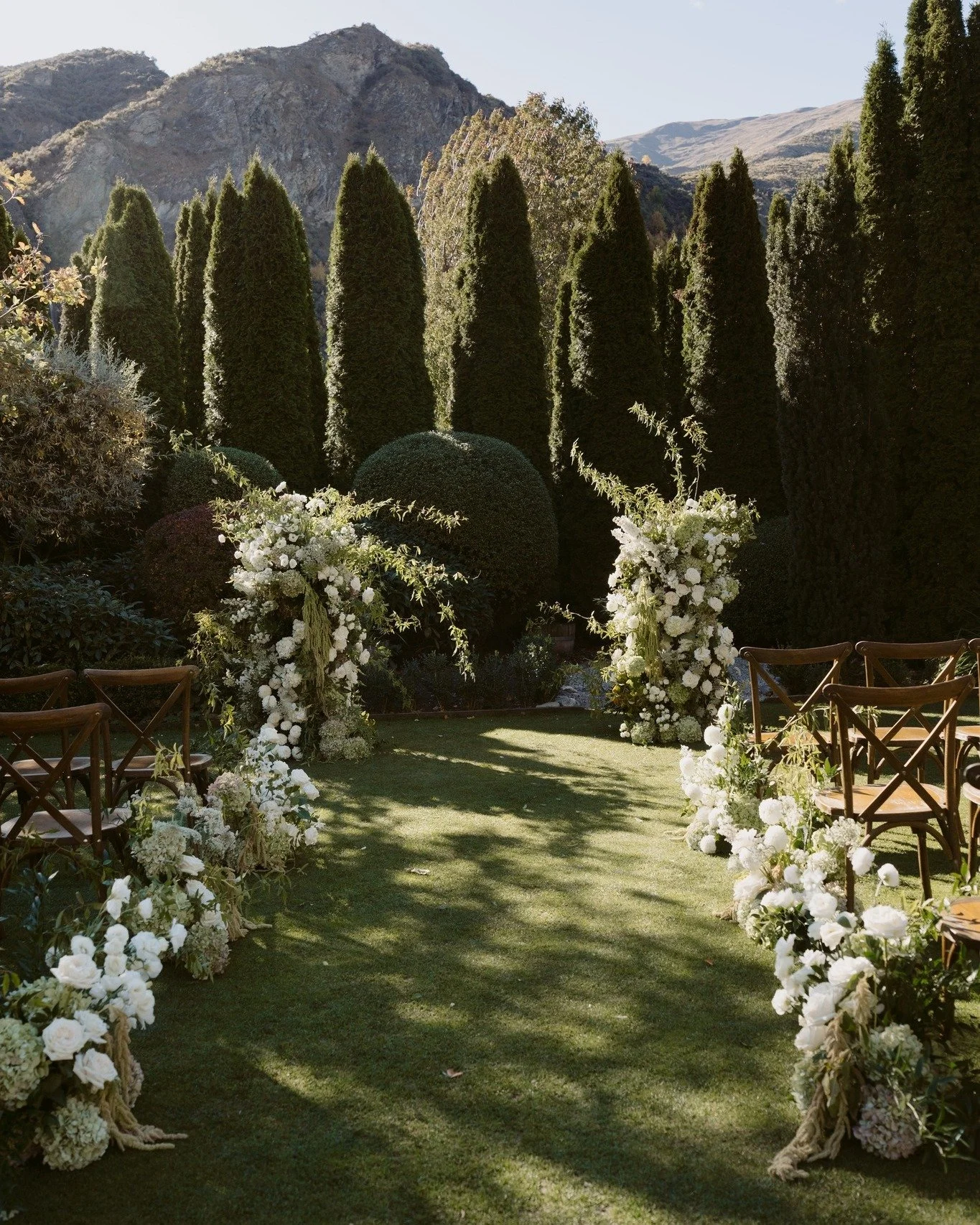 Surrounded by Queentown's natural beauty, gorgeous Lydia stunned in the @suzanneneville Bloomsbury gown.

#helenrodriguesbridal #suzanneneville #newzealandwedding