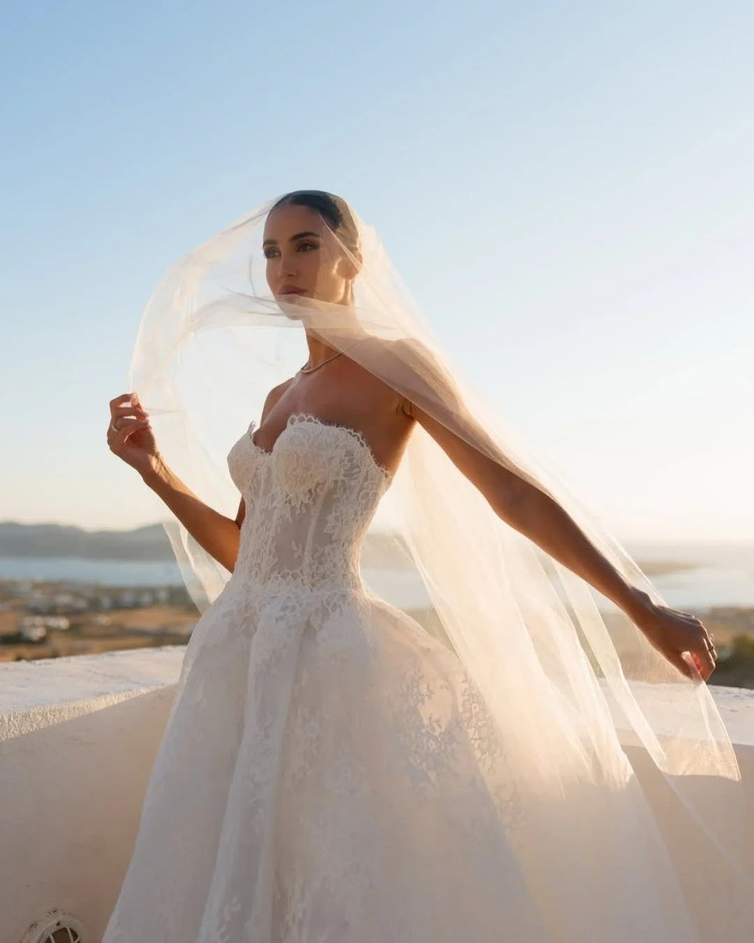 A fairytale in Greece, Brianna stuns in the @moniquelhuillier Alexandra gown 

#helenrodriguesbridal #hrbride #moniquelhuillierbride