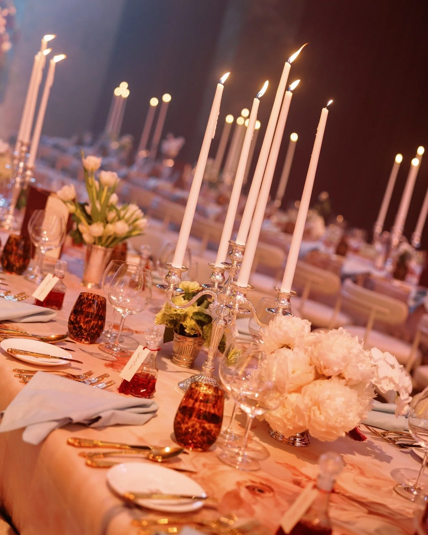 Simply divine, candlelit tablescape details for beautiful Lauren 

#helenrodriguesbridal #hrrealbride #tablescape