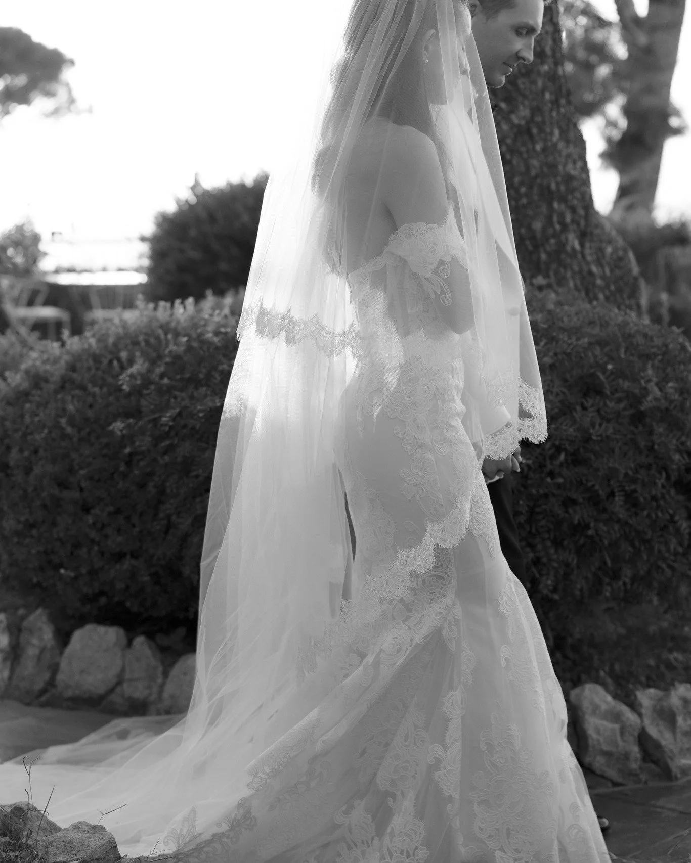 Moments from Capri, elegant, classic, and timeless. Live on the blog. 

#helenrodriguesbridal #moniquelhuillierbride #capr#capriwedding