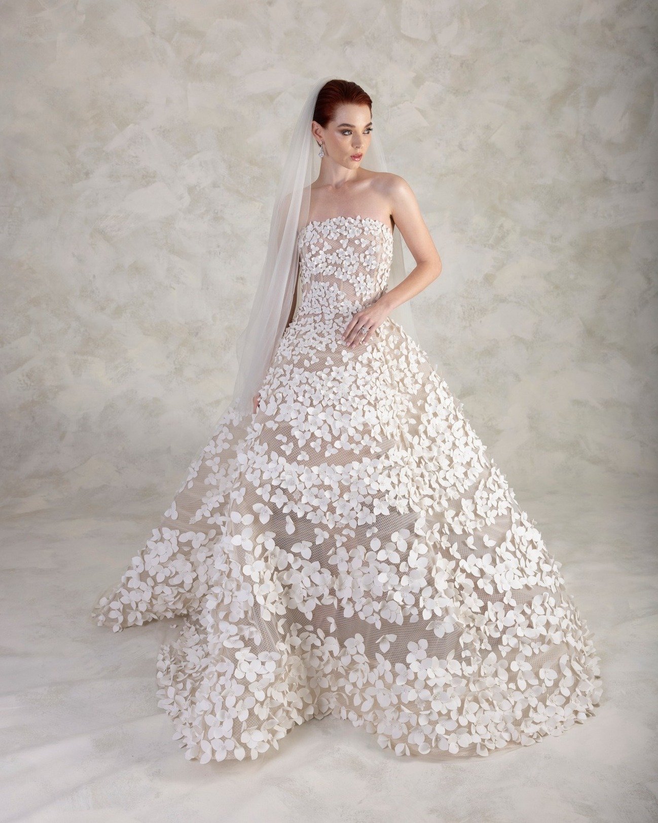 Feminine, refined and eternally elegant, discover Oscar de la Renta Bridal at Helen Rodrigues.

#helenrodriguesbridal #oscardelarenta #bridalcouture