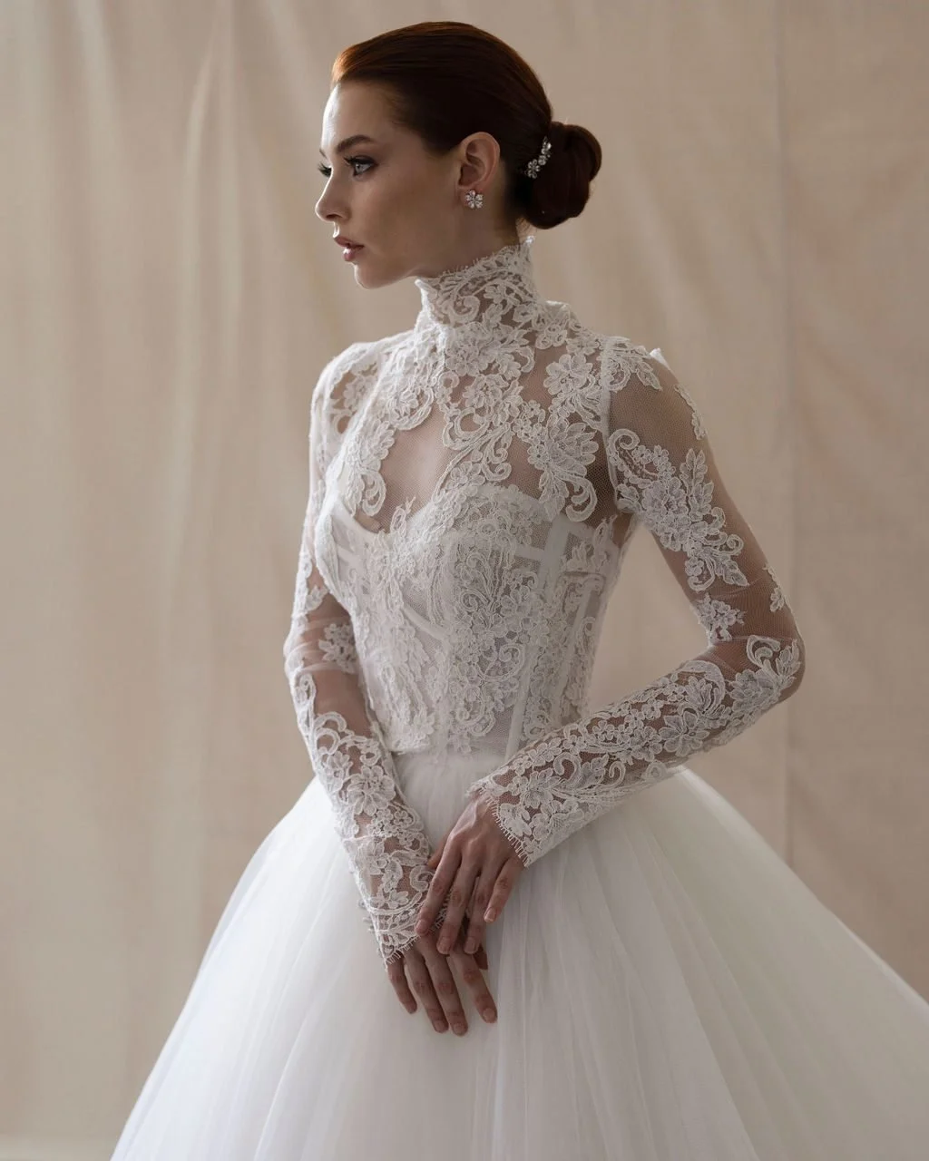 The Dorothea gown by @moniquelhuillierbride , crafted in French re-embroidered lace and soft tulle, perfectly paired with the Angelina Bolero for a timeless look. 

#helenrodriguesbridal #moniquelhuillier #laceweddingdress