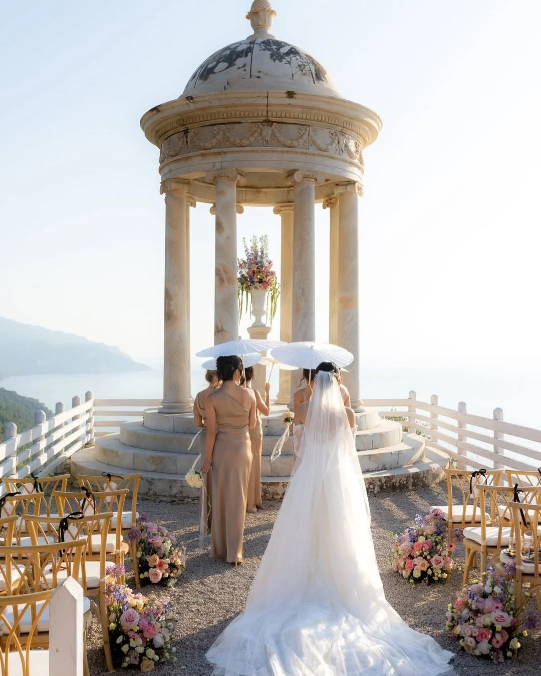 Magical Mallorca, stunning Carol in @moniquelhuillierbride 

#helenrodriguesbridal #hrbride #moniquelhuillier #mallorcawedding