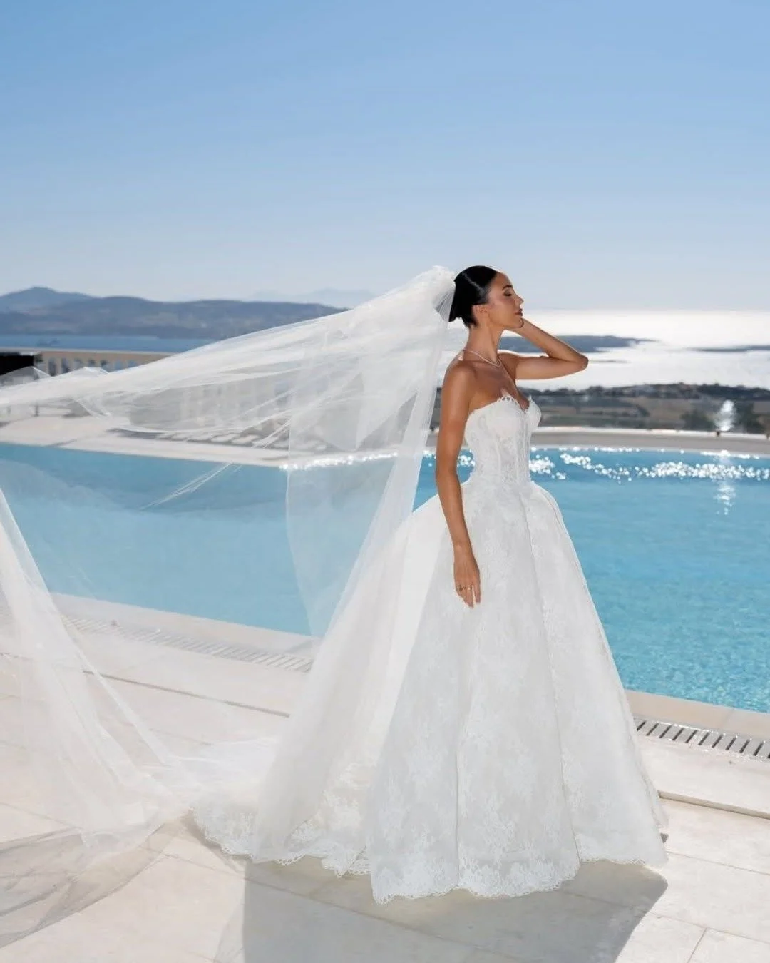 A delicate Elie Saab veil, the finishing touch to Brianna&rsquo;s breathtaking bridal look.

#helenrodriguesbridal #hrbride #bridalaccessories