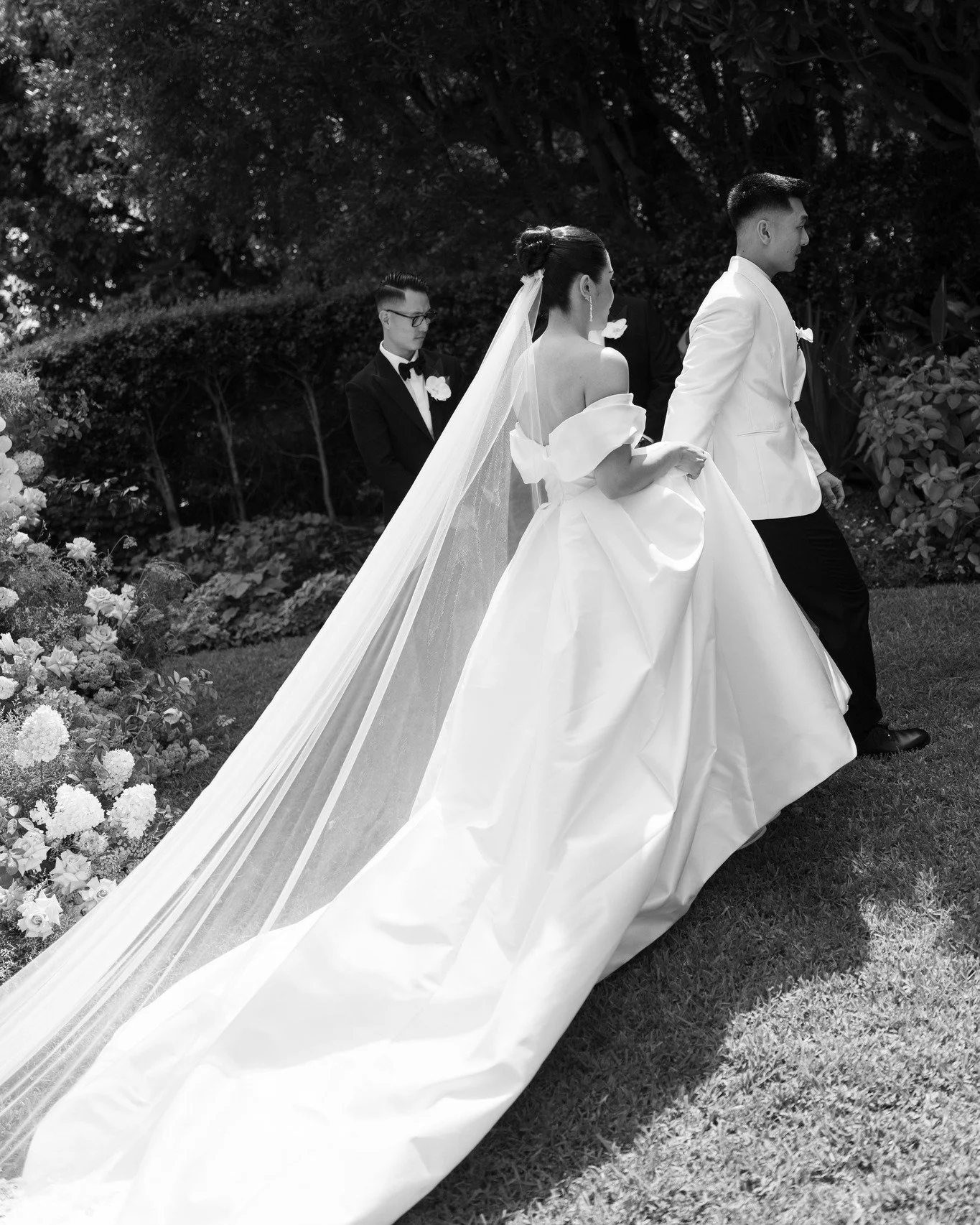 Timeless beauty, Michell wearing @moniquelhuillierbride 

#helenrodriguesbridal #hrbride #moniquelhuillier