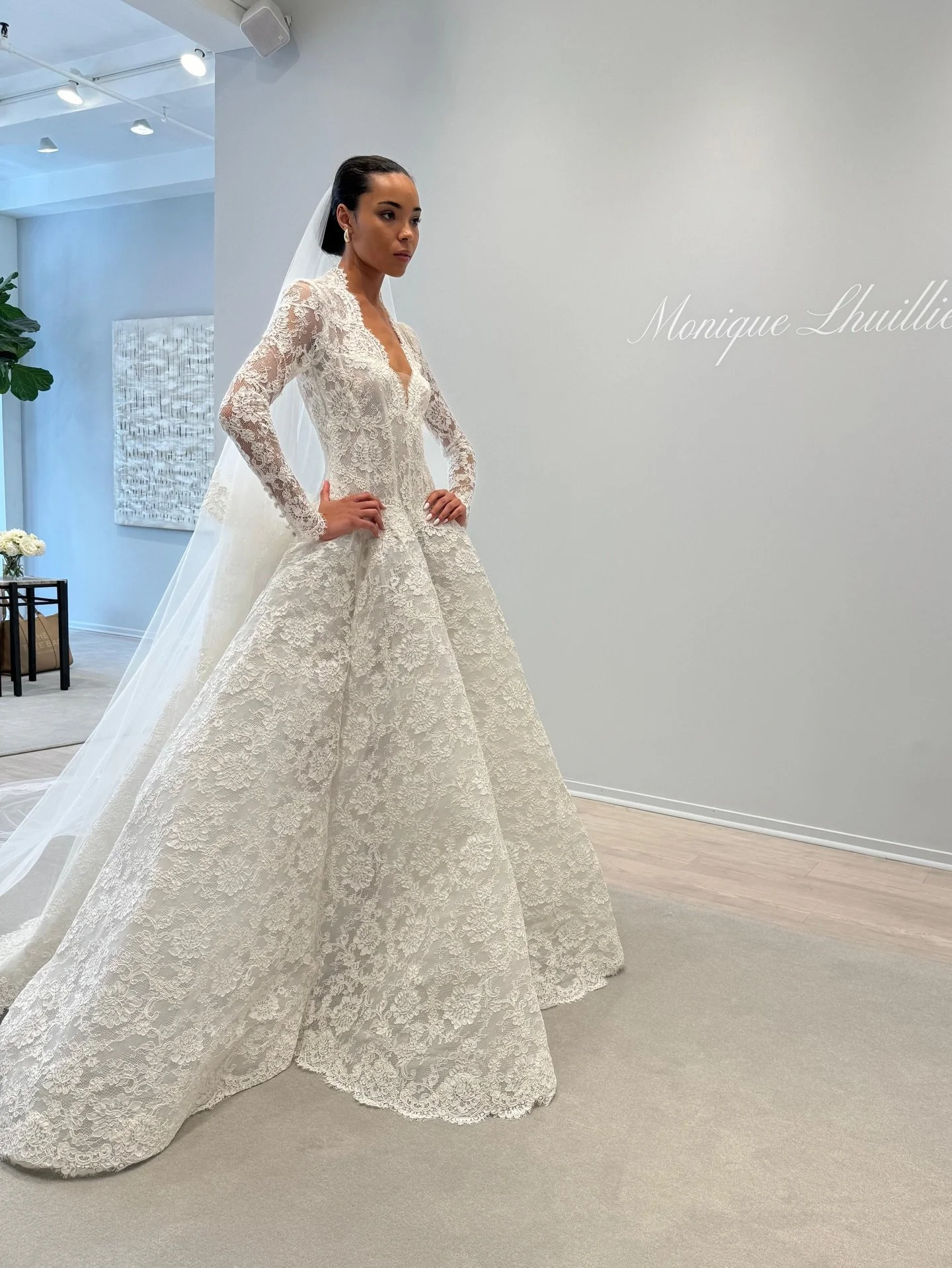 Arriving shortly, divine Divinity by @moniquelhuillierbride 
Book your private appointment today. 

#helenrodriguesbridal #moniquelhuillier #newarrivals