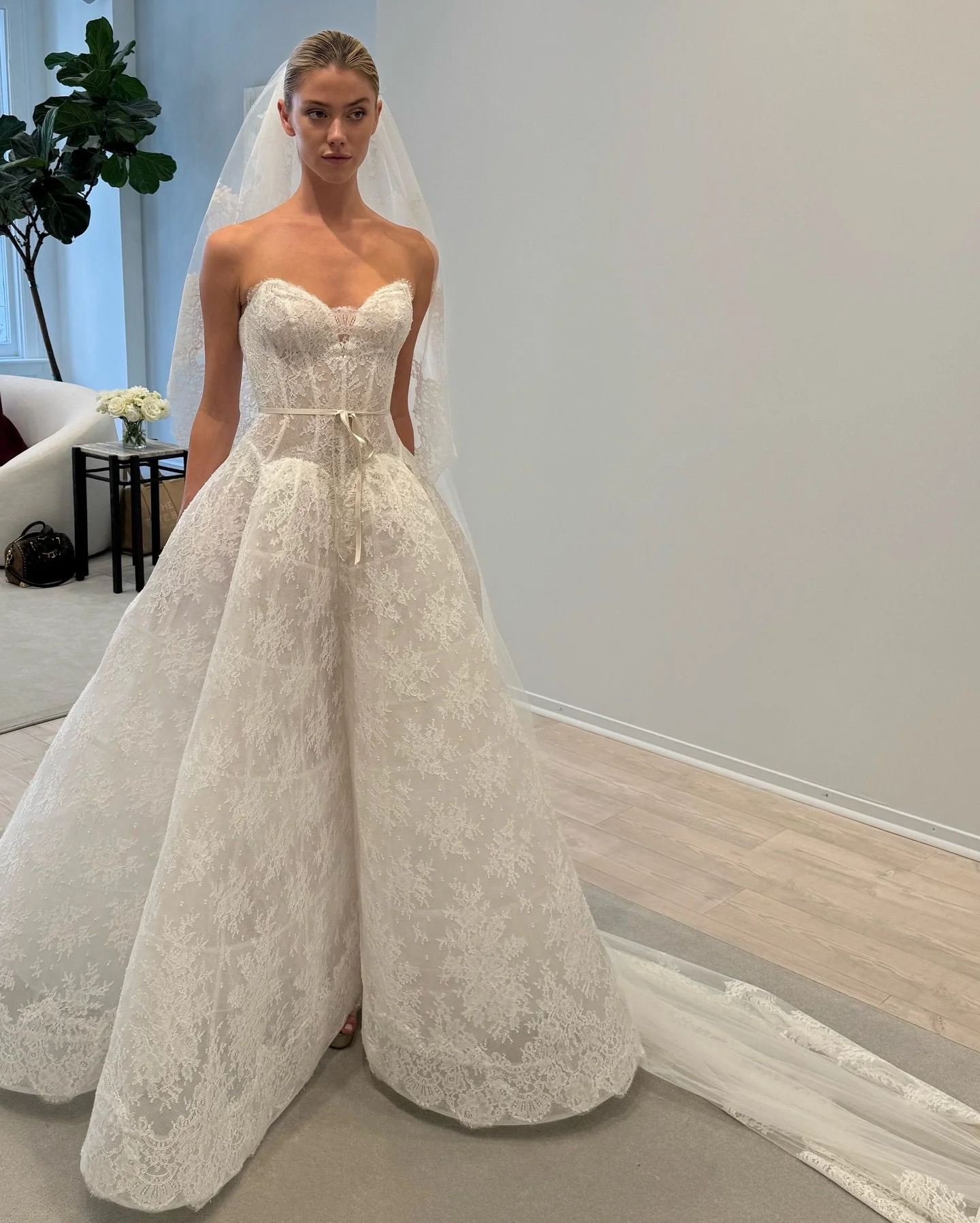 Modern elegance, arriving shortly Odette by @moniquelhuillierbride 

#helenrodriguesbridal #moniquelhuillier #comingsoon