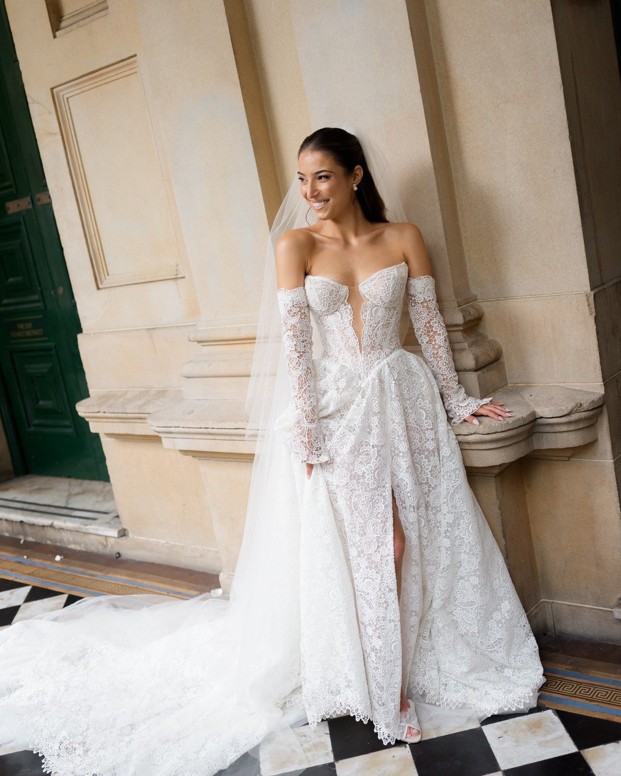 City chic, beautiful Annelise's real bride feature now live. 

#helenrodriguesbridal #glbride #sydneywedding