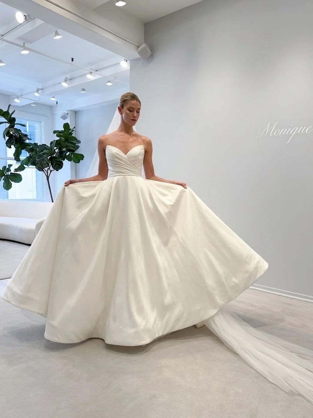 Arriving shortly, the exceptional Beatrix gown by @moniquelhuillierbride in ivory.
Book your private appointment today.

#helenrodriguesbridal #moniquelhuillier #newarrivals