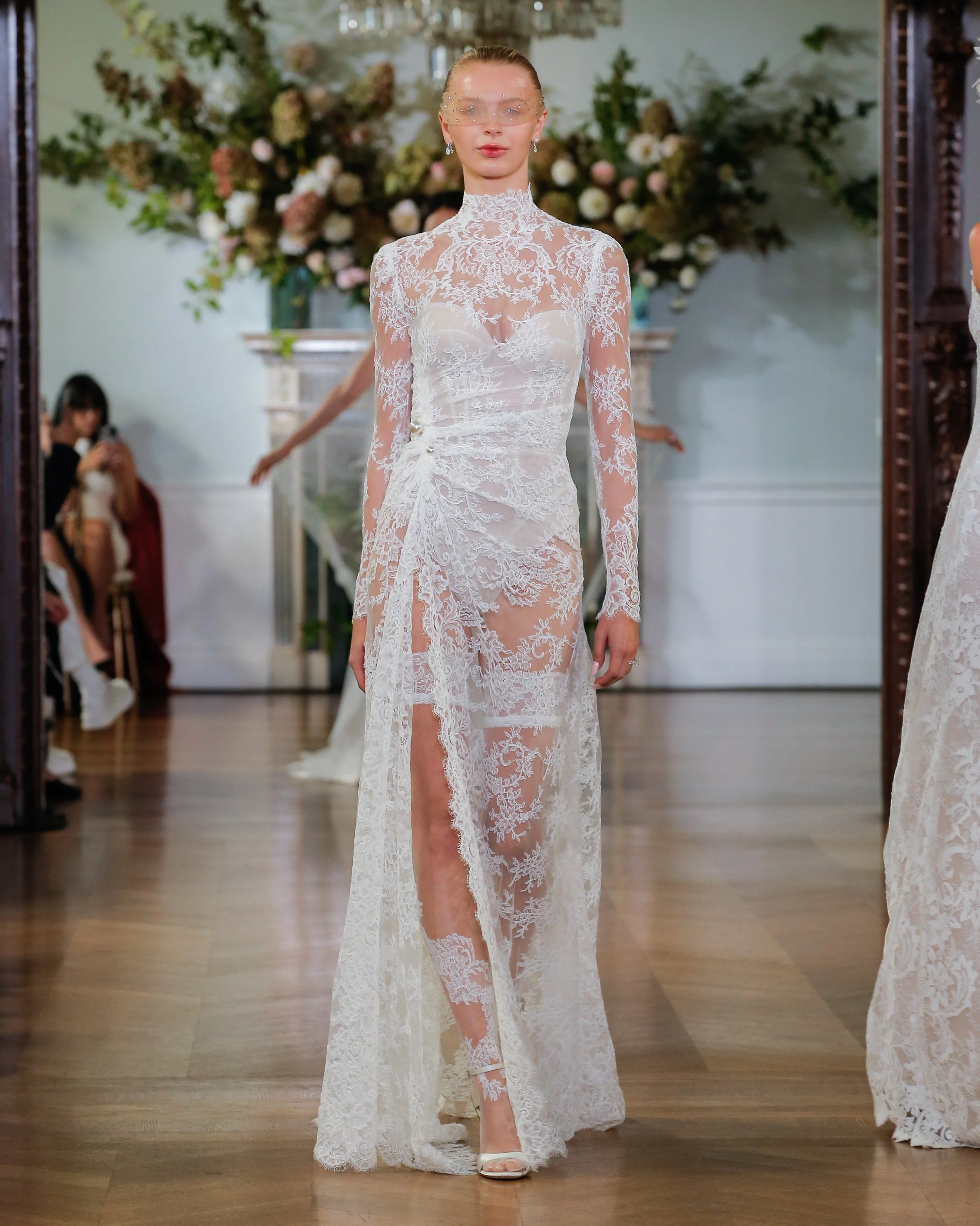 08_MoniqueLhuillierFall2026Bridal_Rowan.jpg