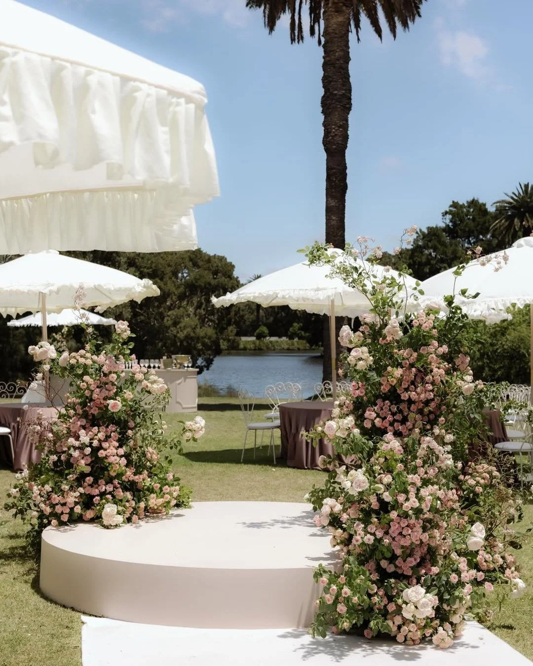 Garden elegance for beautiful @rubyrosejoseph_ in @moniquelhuillierbride