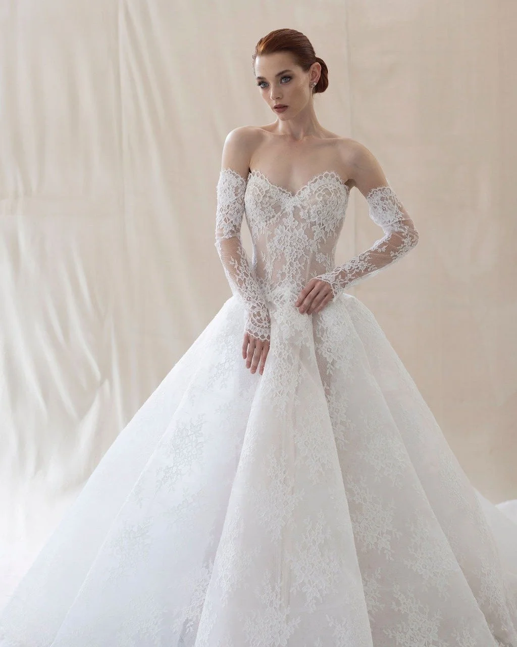 The Alexandra gown by @moniquelhuillierbride, re-embroidered lace, sweetheart corset and a dramatic full skirt. Where timeless romance meets couture craftsmanship.
Book your appointment today.