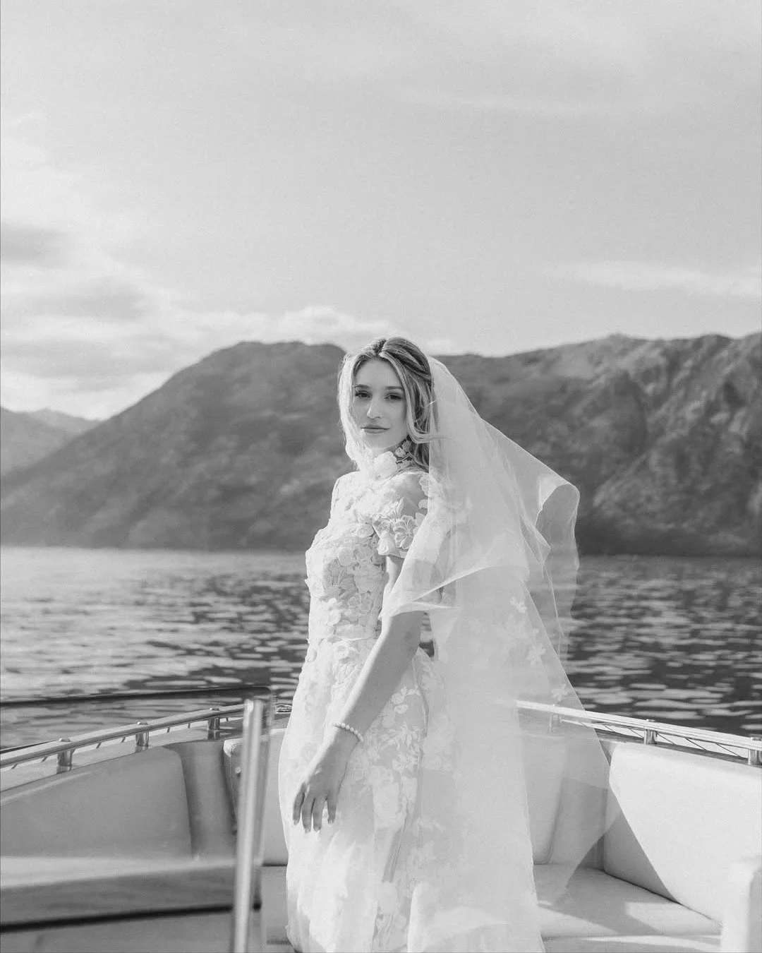 Noir romance, beautiful Roxy in @moniquelhuillierbride