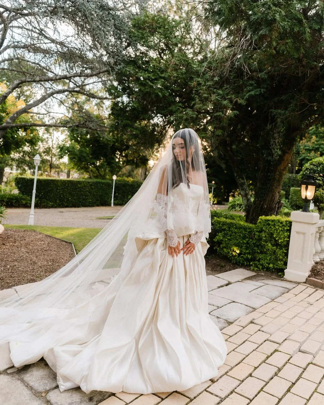 Modern romance, stunning April in @galialahav Lady G
