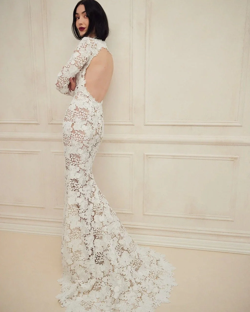 A bridal reverie. This classic long-sleeve bridal gown from Oscar de la Renta made for the modern bride with all all-over gardenia guipure and a dramatic open back.
Only available at Helen Rodrigues.