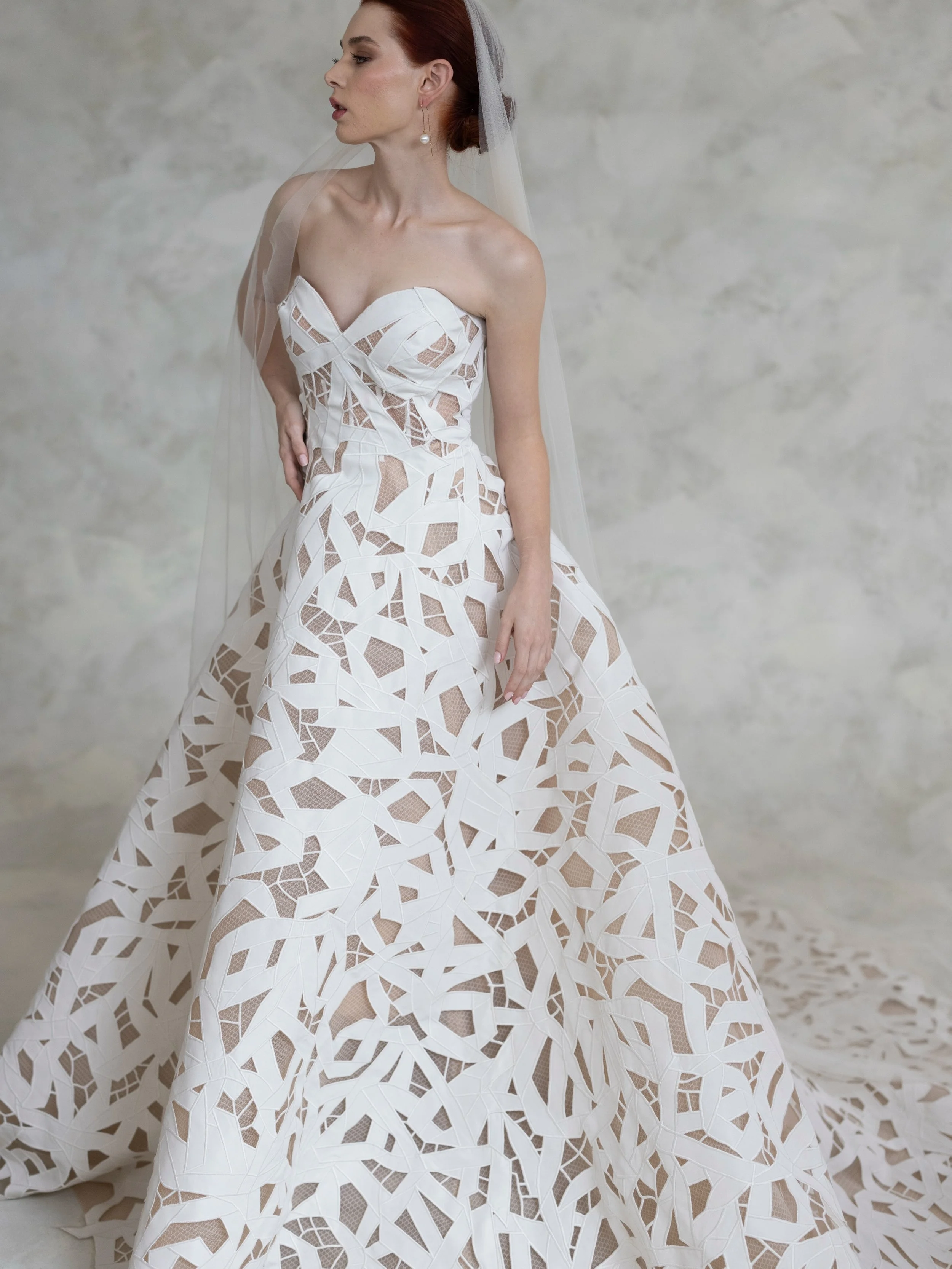 The classic Oscar de la Renta gown with bow detailing, for an elegant bride. 

Discover Oscar de la Renta only at Helen Rodrigues Bridal.