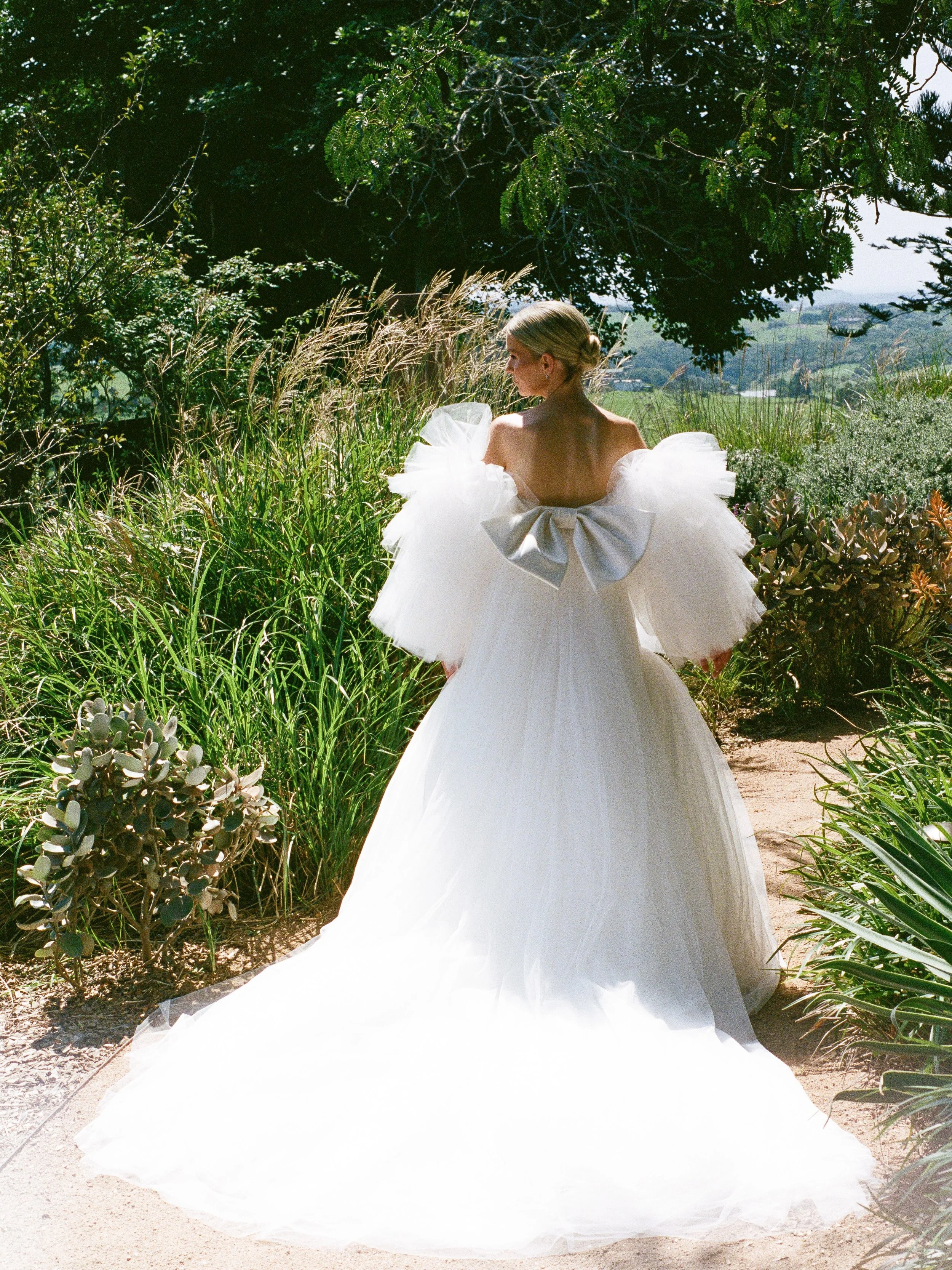 Beautiful Real Bride Shannon in Monique Lhuillier &amp; finishing her look with a Jennifer Behr voilette for her special day. 

Discover Monique Lhuillier &amp; Jennifer Behr only at Helen Rodrigues Bridal.