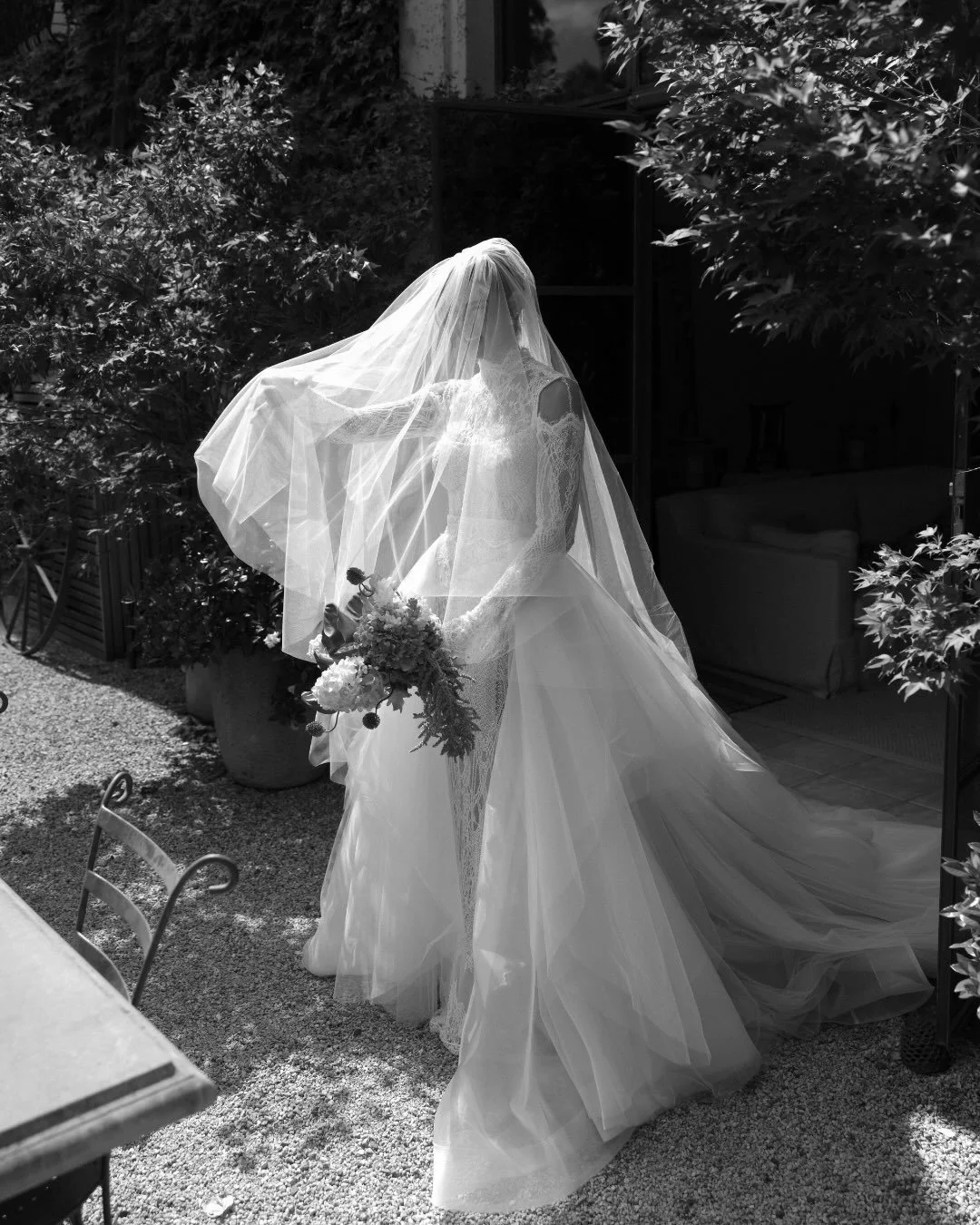 Real Bride Alessandra chose a custom Helen Rodrigues signature veil to accompany her full Galia Lahav look. Discover our selection of veils in-store and online to complete your bridal look.