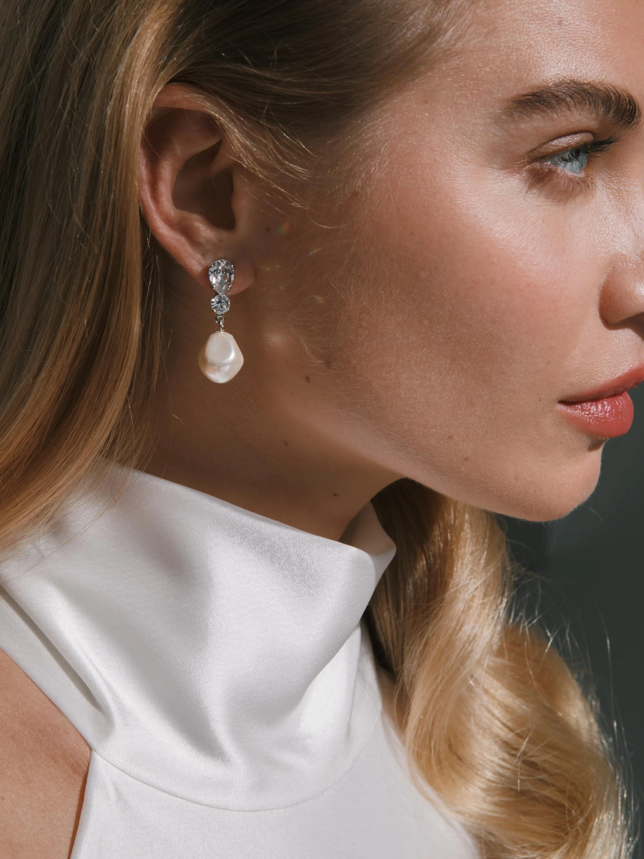 The Kristina earrings from @jenniferbehr, a perfect pairing for your dream bridal look at Helen Rodrigues. Discover Jennifer Behr in the boutique or online.